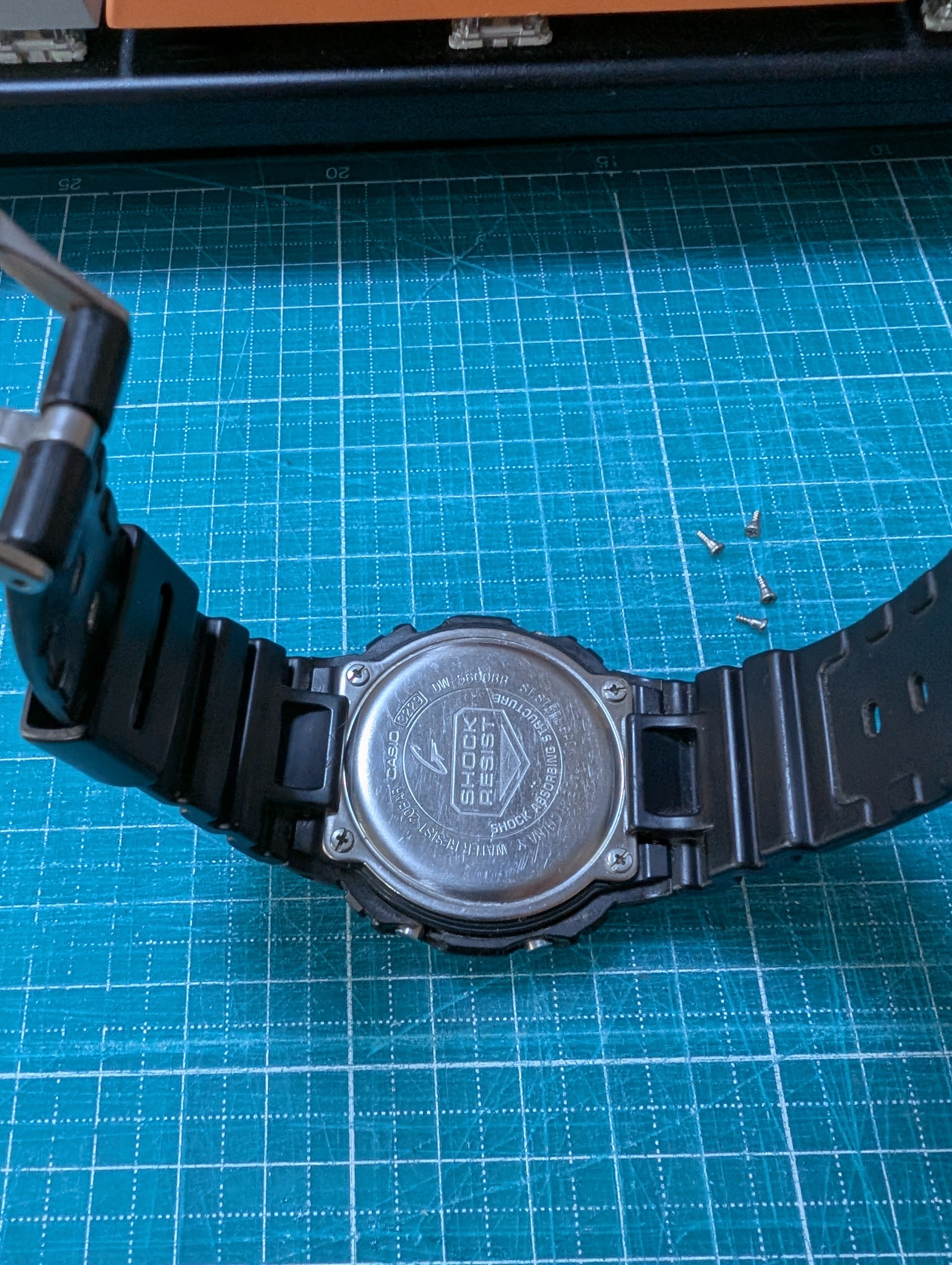 G-SHOCKの電池交換、やってみた！100均の電池で交換できる