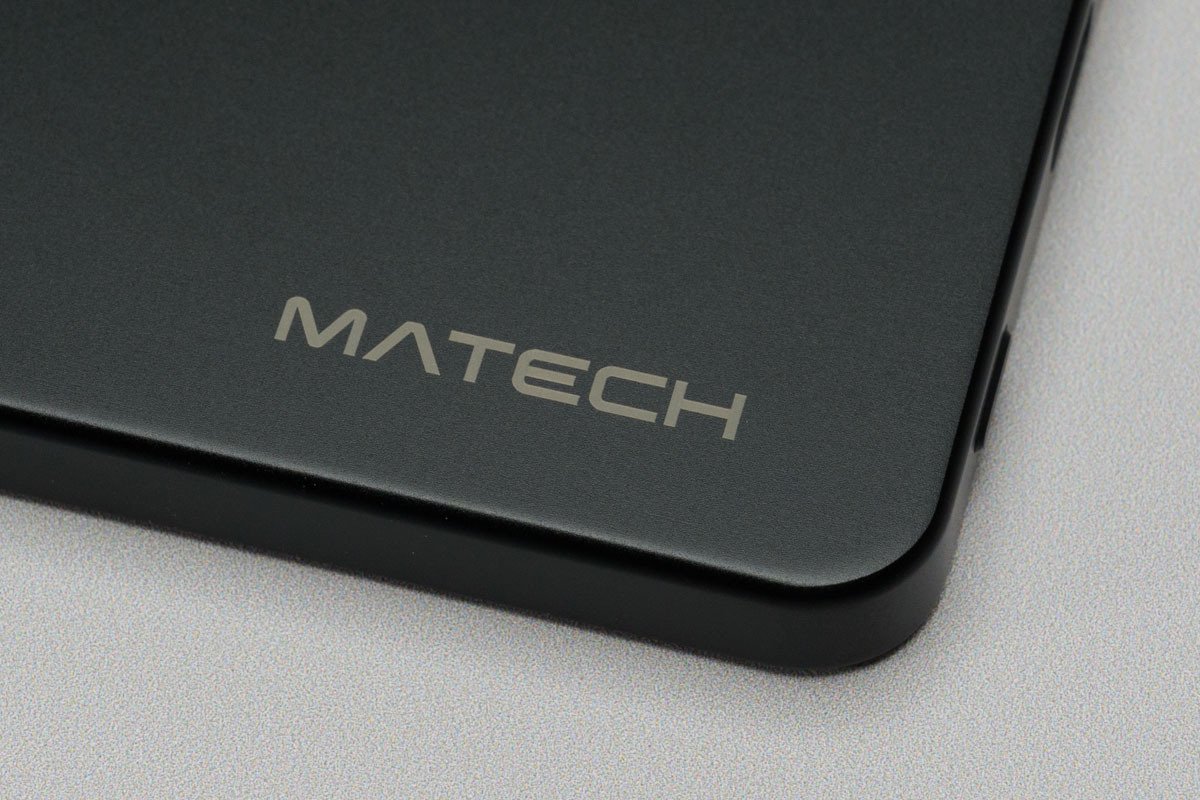 超スリムなワイヤレス充電対応のモバイルバッテリー「MATECH