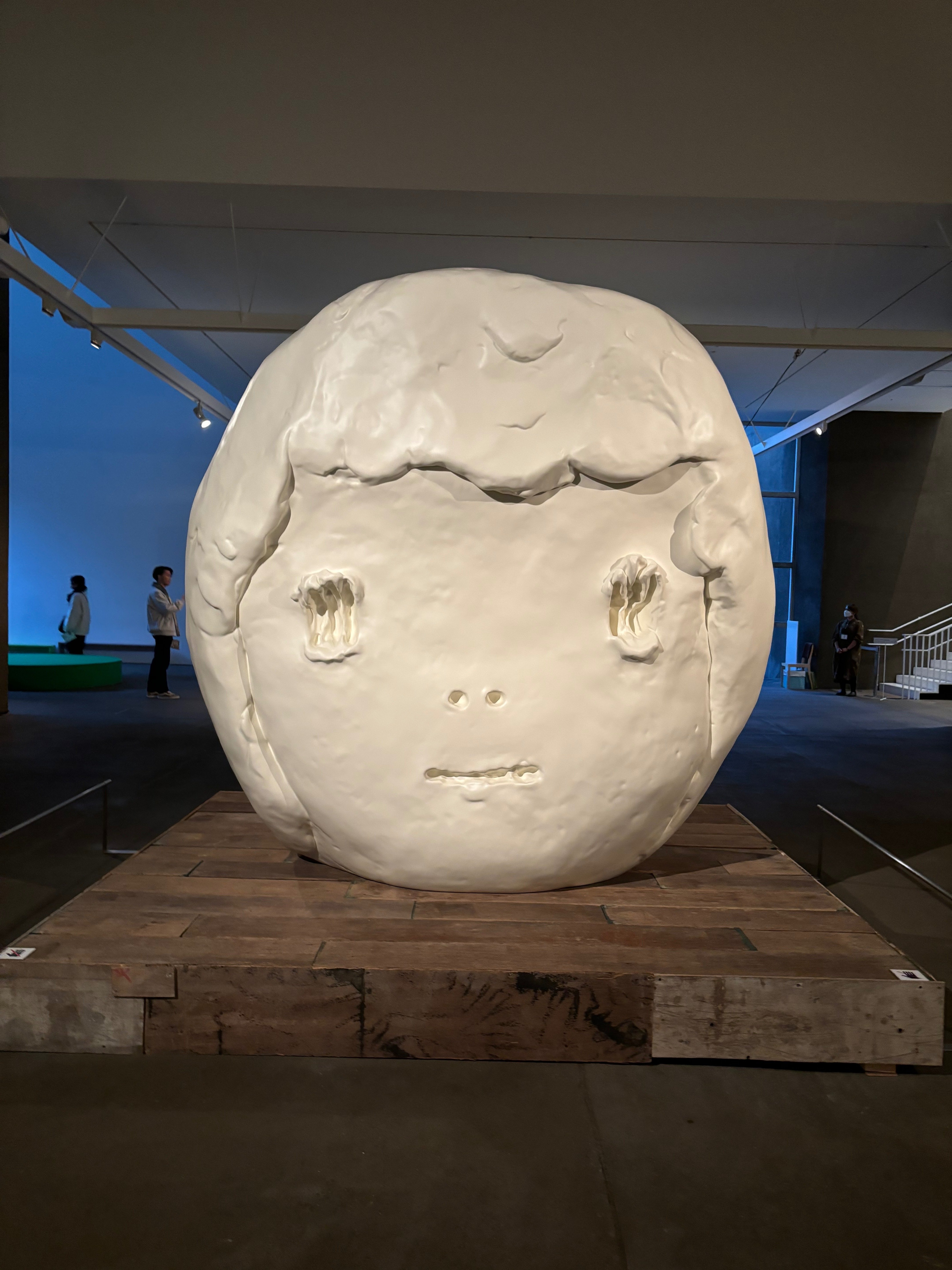 奈良美智の作品を地元・青森で堪能する｜多摩美術大学芸術学科