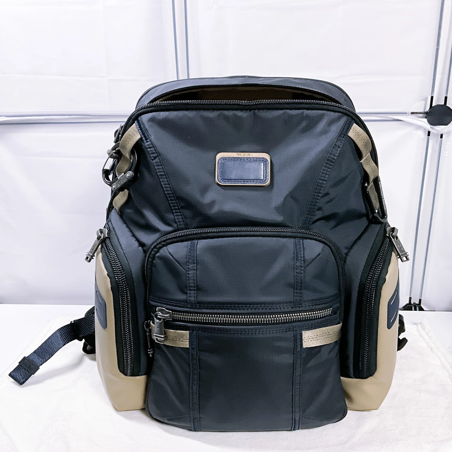 TUMI】 「ナヴィゲーション」バックパックのレザーパッチ周辺の凹みを 