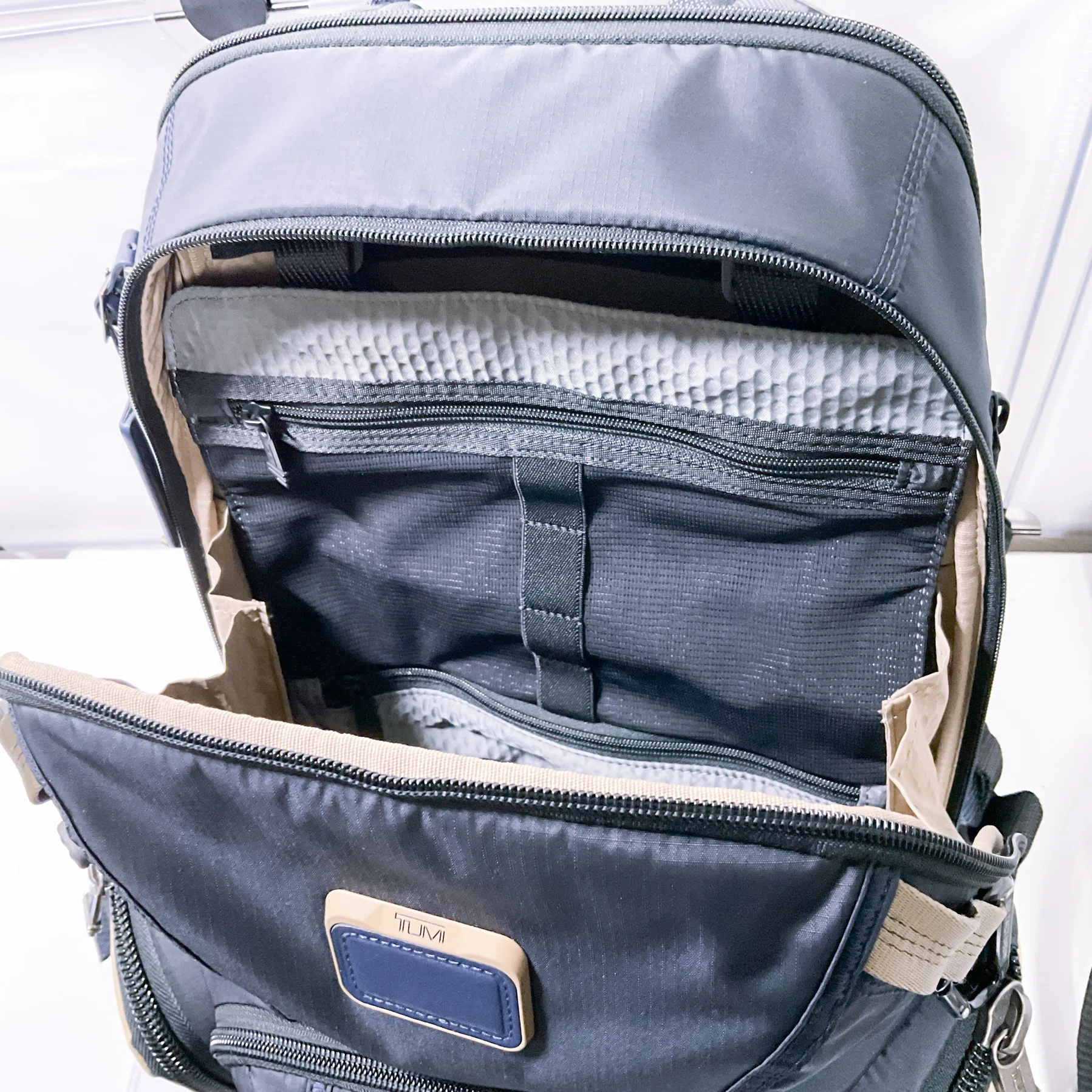 TUMI】 「ナヴィゲーション」バックパックのレザーパッチ周辺の凹みを 
