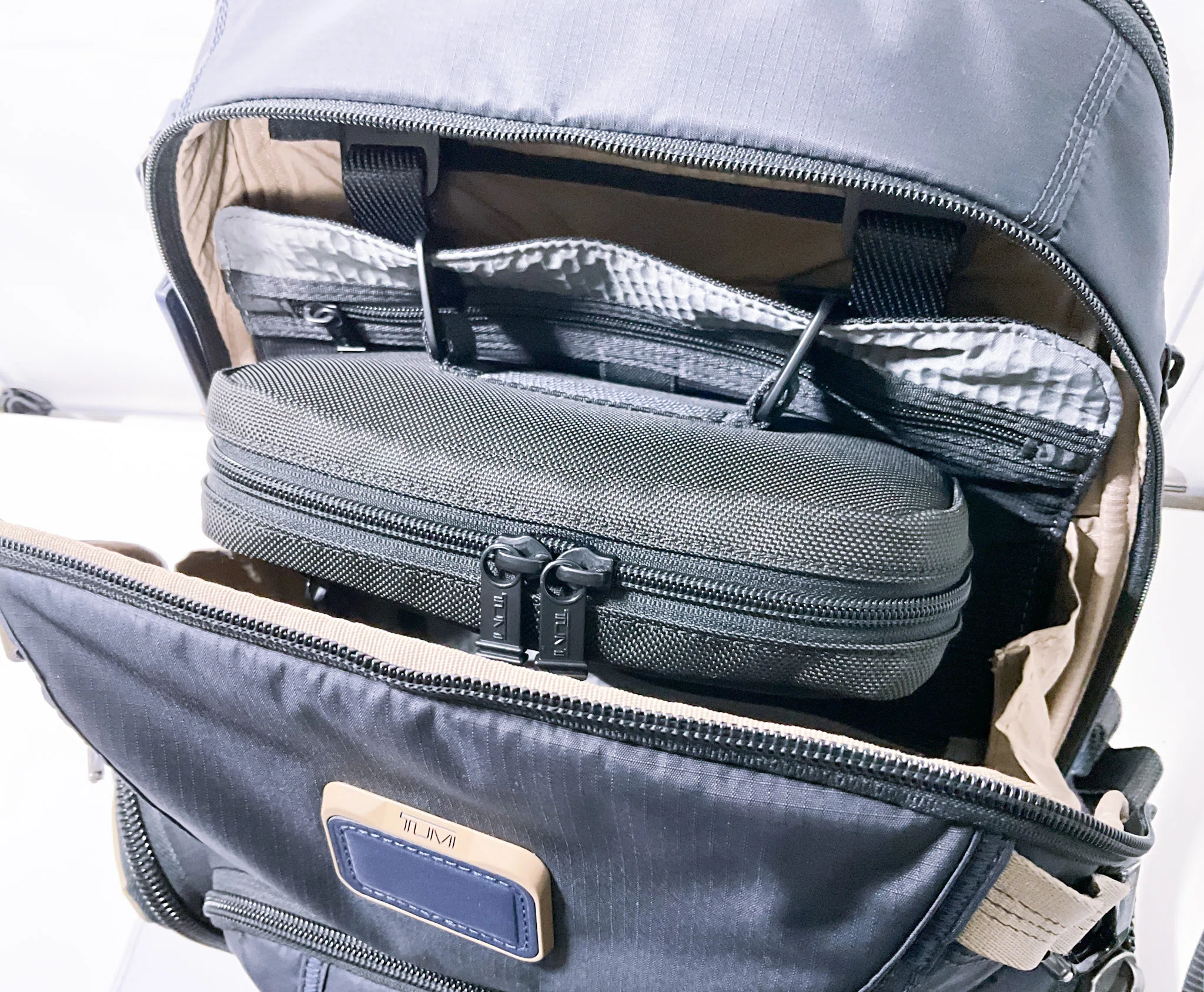 TUMI】 「ナヴィゲーション」バックパックのレザーパッチ周辺の凹みを