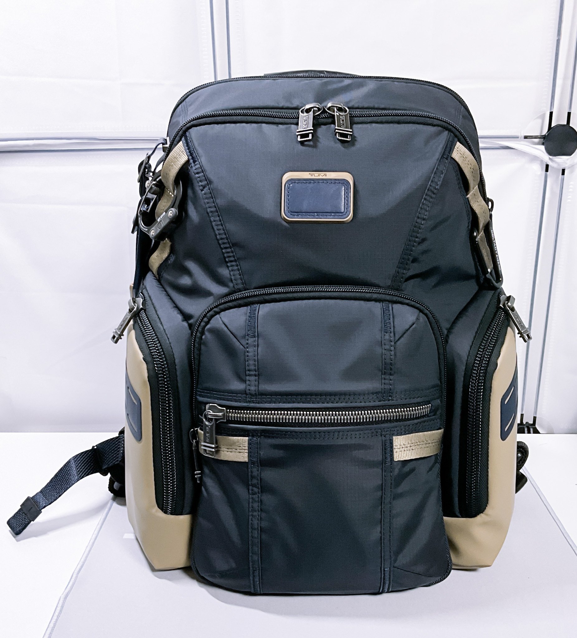 TUMI】 「ナヴィゲーション」バックパックのレザーパッチ周辺の TUMI】 「ナヴィゲーション」バックパックのレザーパッチ周辺の