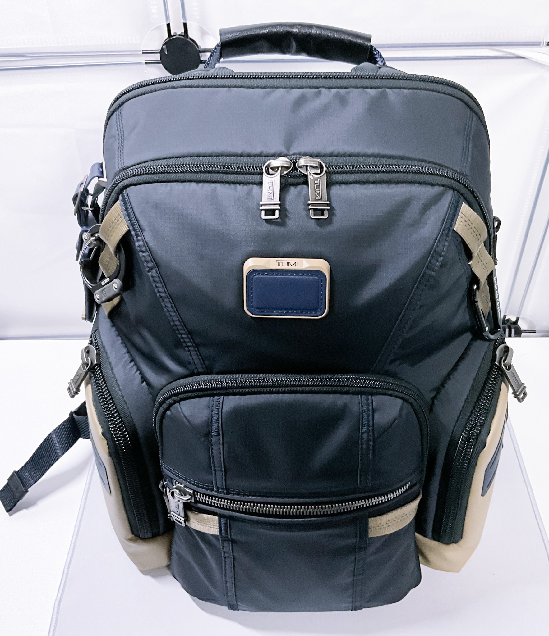 TUMI】 「ナヴィゲーション」バックパックのレザーパッチ周辺の