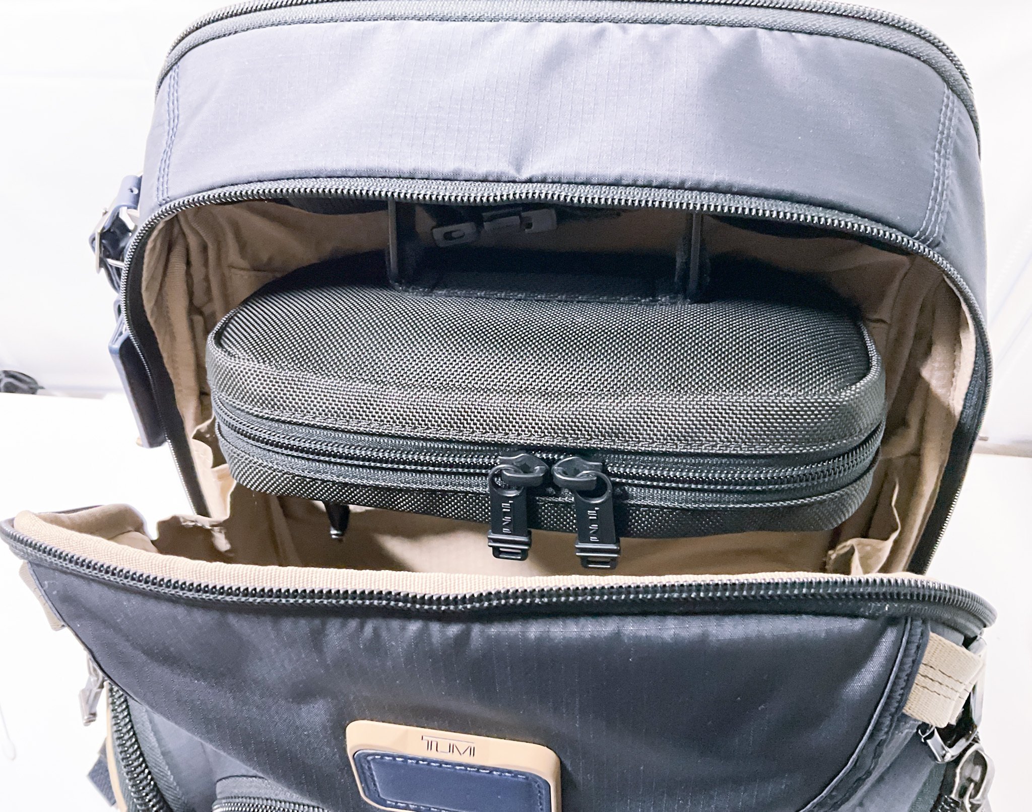 TUMI】 「ナヴィゲーション」バックパックのレザーパッチ周辺の TUMI】 「ナヴィゲーション」バックパックのレザーパッチ周辺の