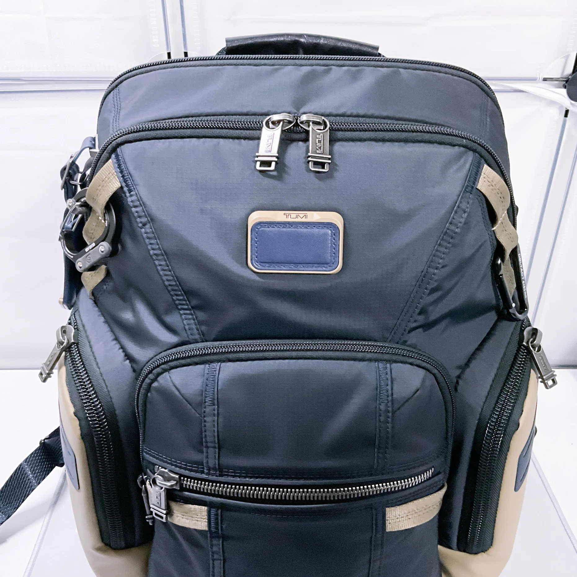 TUMI】 「ナヴィゲーション」バックパックのレザーパッチ周辺の凹みを 