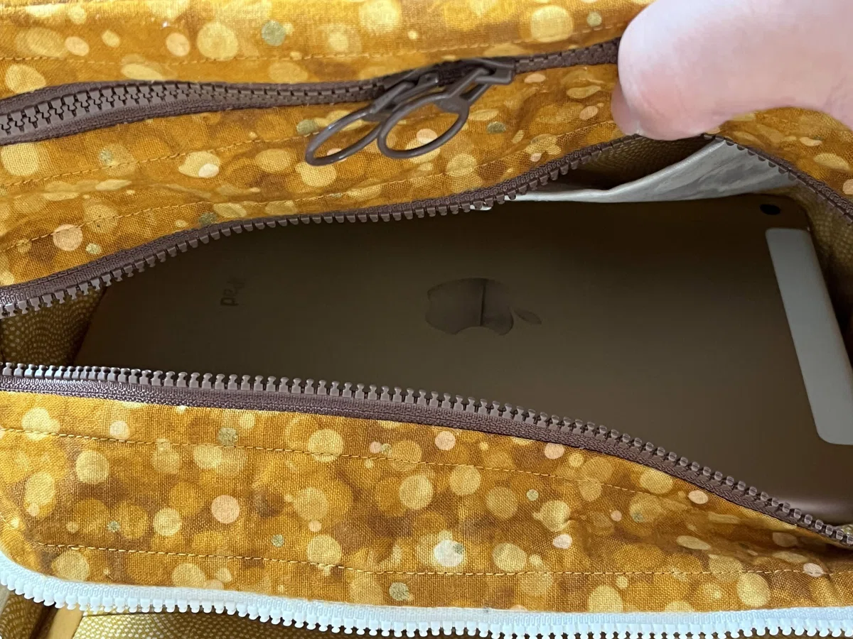 お財布ショルダーバッグにiPadminiを入れたところ