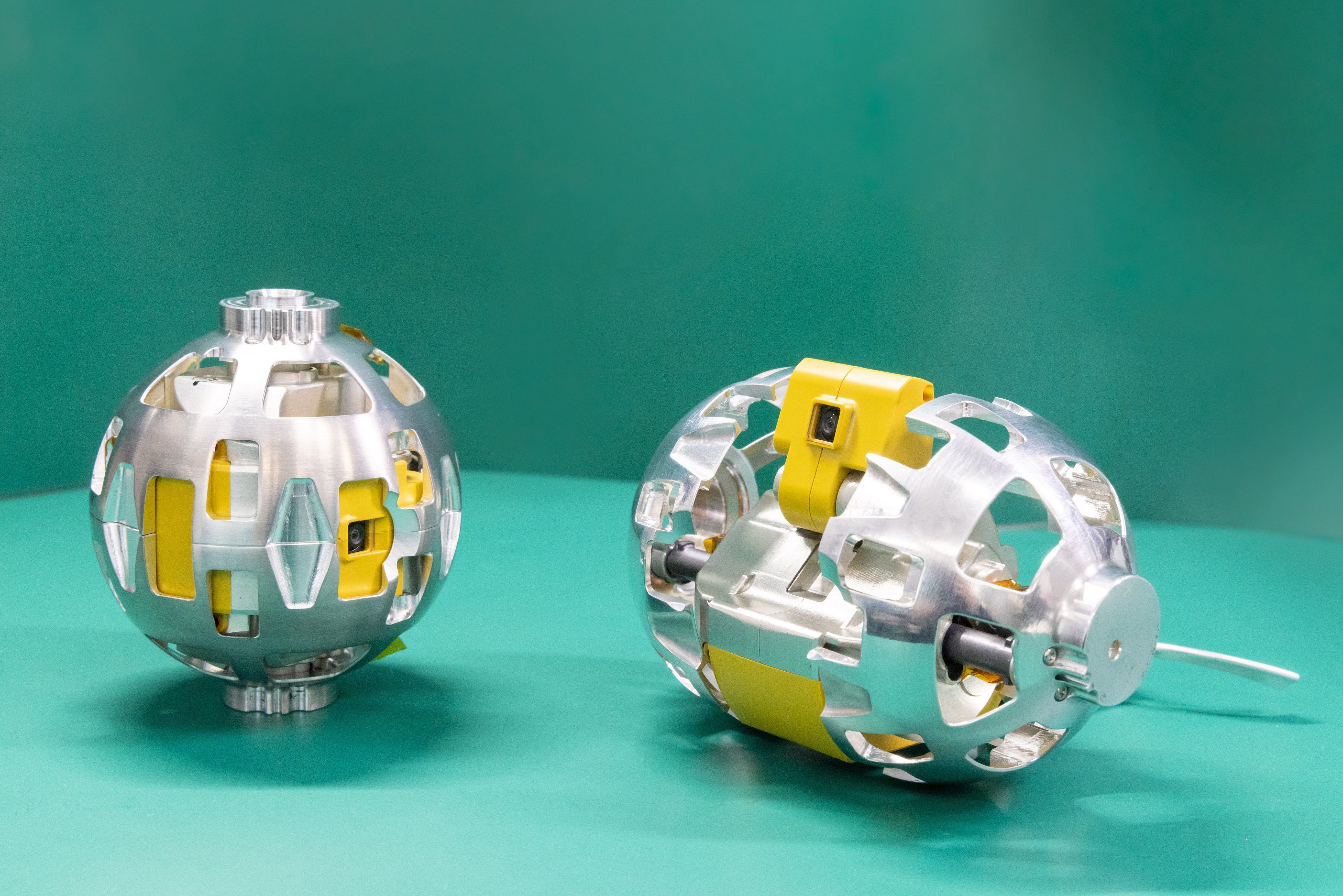 JAXA等と共同開発した変形型月面ロボット「SORA-Q」の1/1