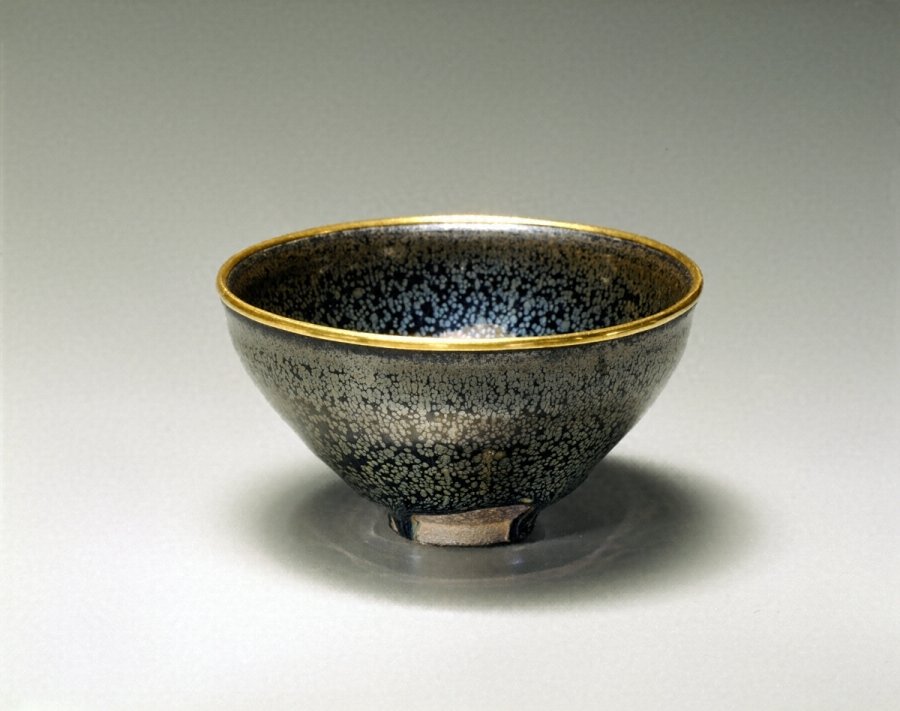 究極の美◼️蔵からめちゃくちゃオーラの出てる謎の紋様がある抹茶茶碗が出てきました。 国宝の曜変天目茶碗。3碗全て見てきました。｜kohaku