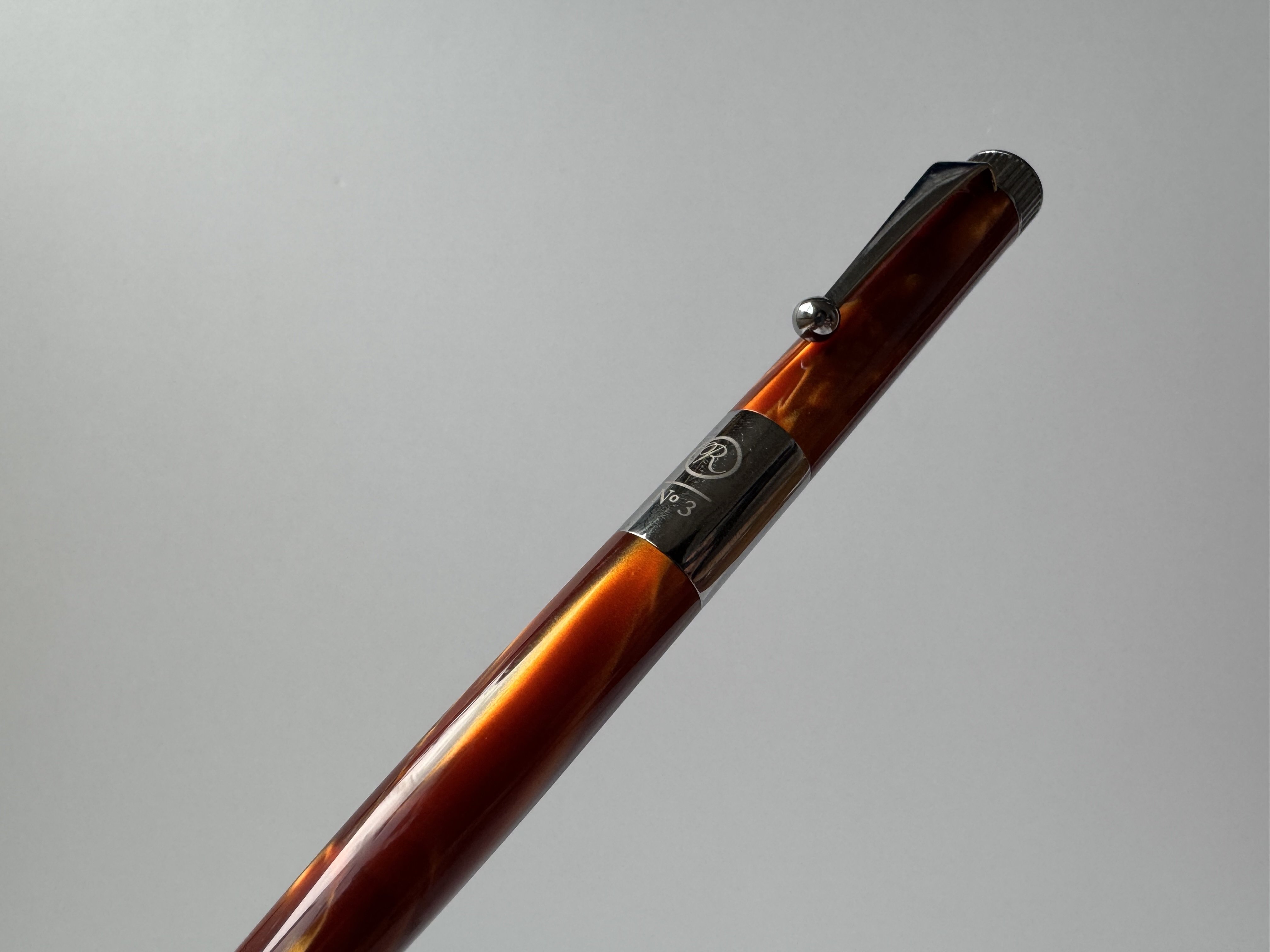 The・エレガント】itoya Romeo No.3 イタリアンアンバー 細軸 偏見