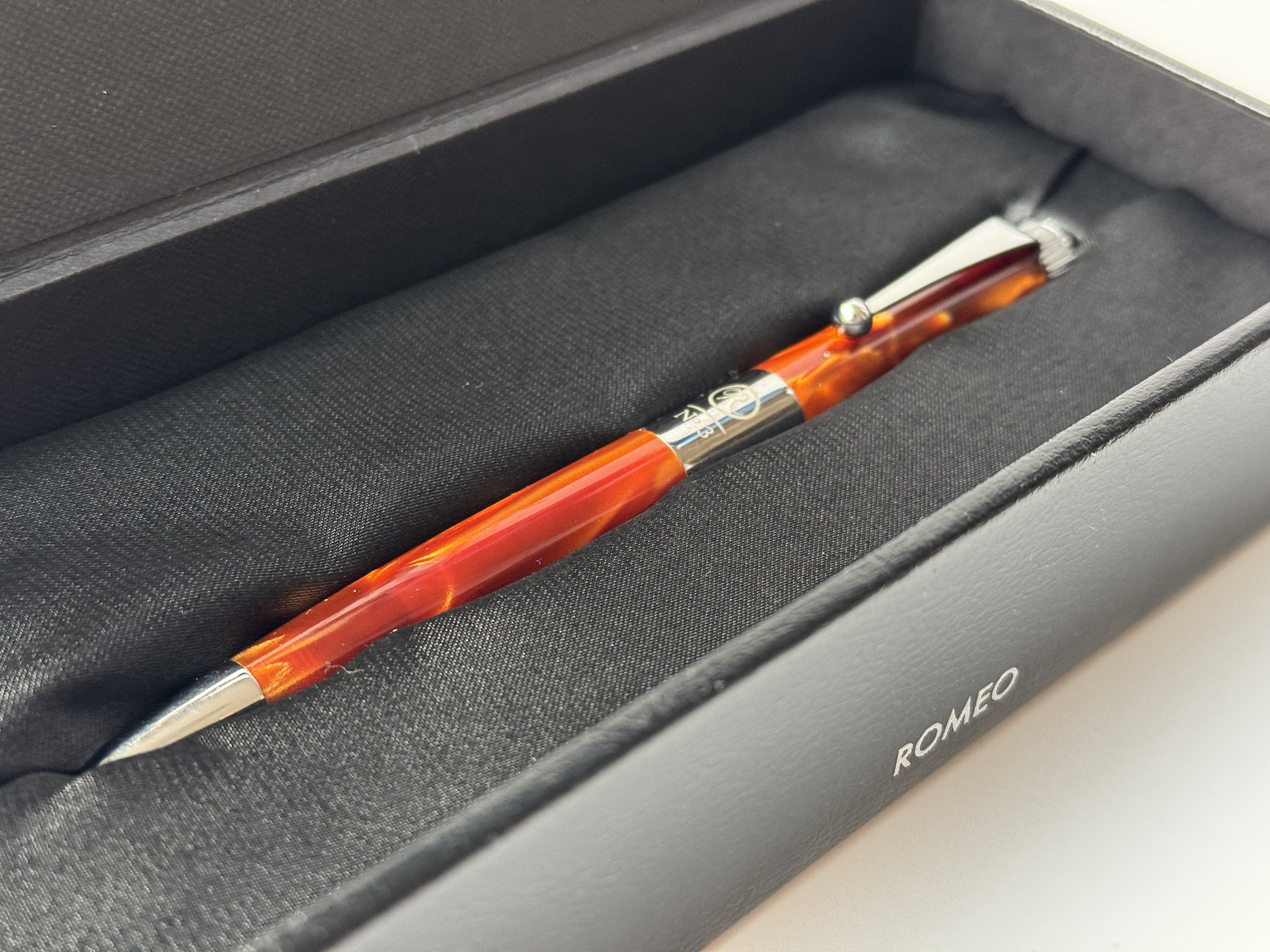 The・エレガント】itoya Romeo No.3 イタリアンアンバー 細軸 偏見