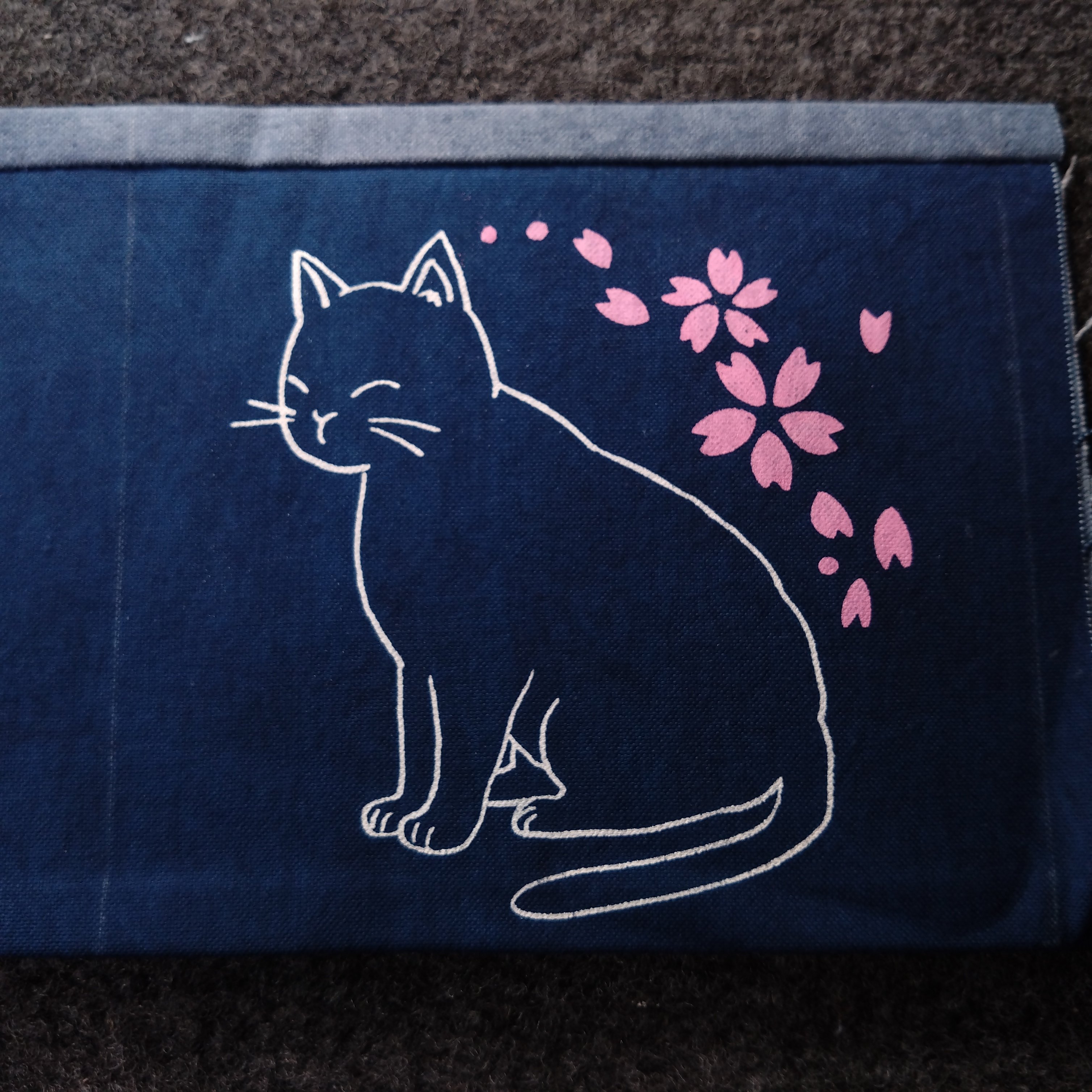 藍染め帆布生地に「猫と桜」のシルクスクリーンプリントをする｜craft707