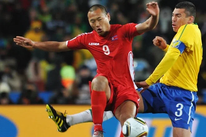 正規品　2010 南アフリカW杯　スナイデル 2010ワールドカップ】スナイデル強烈ミドル炸裂！ オランダが岡田