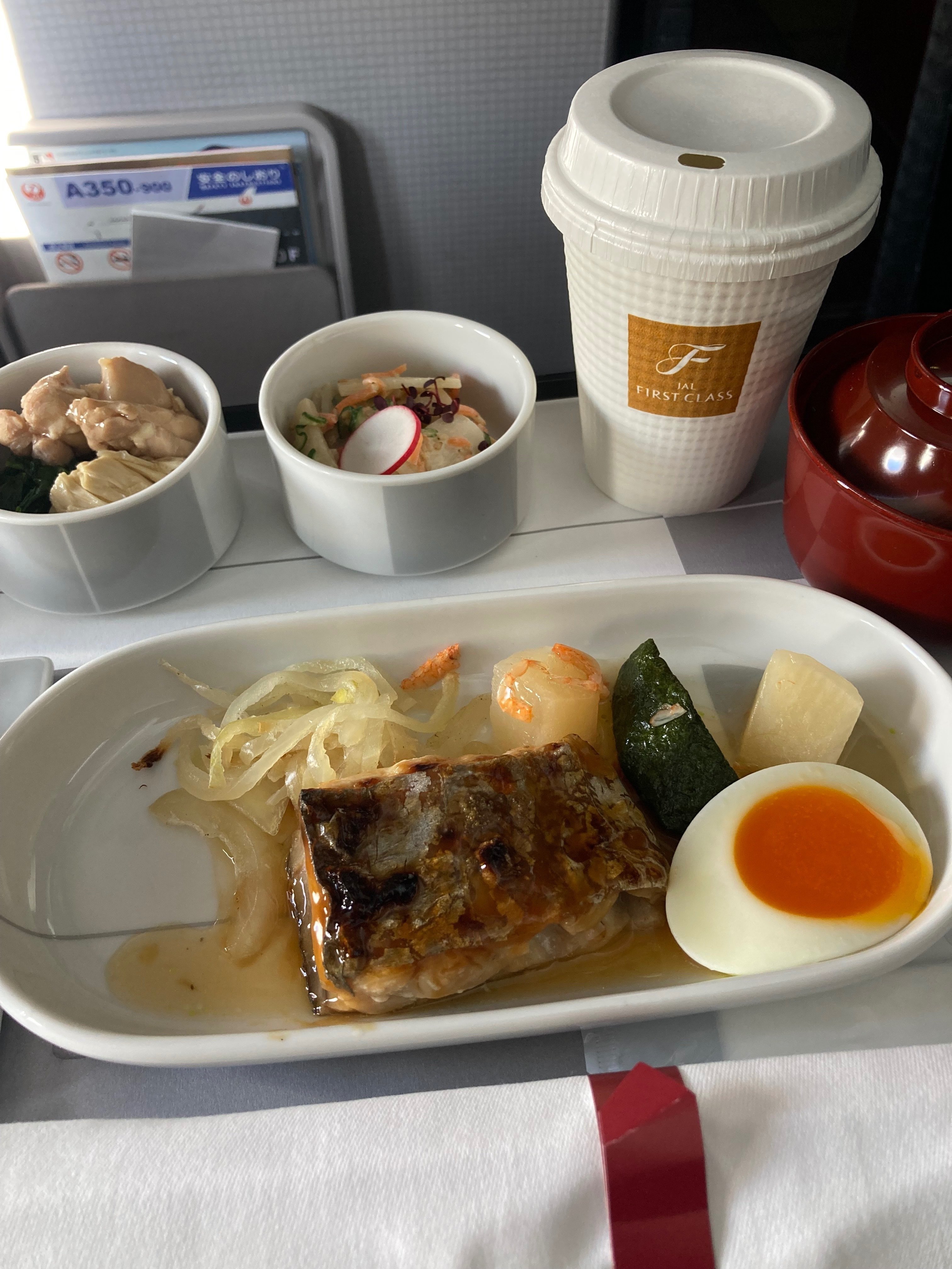 朝から国内線ファーストクラスは贅沢すぎる？JAL（羽田‐沖縄）で味わう