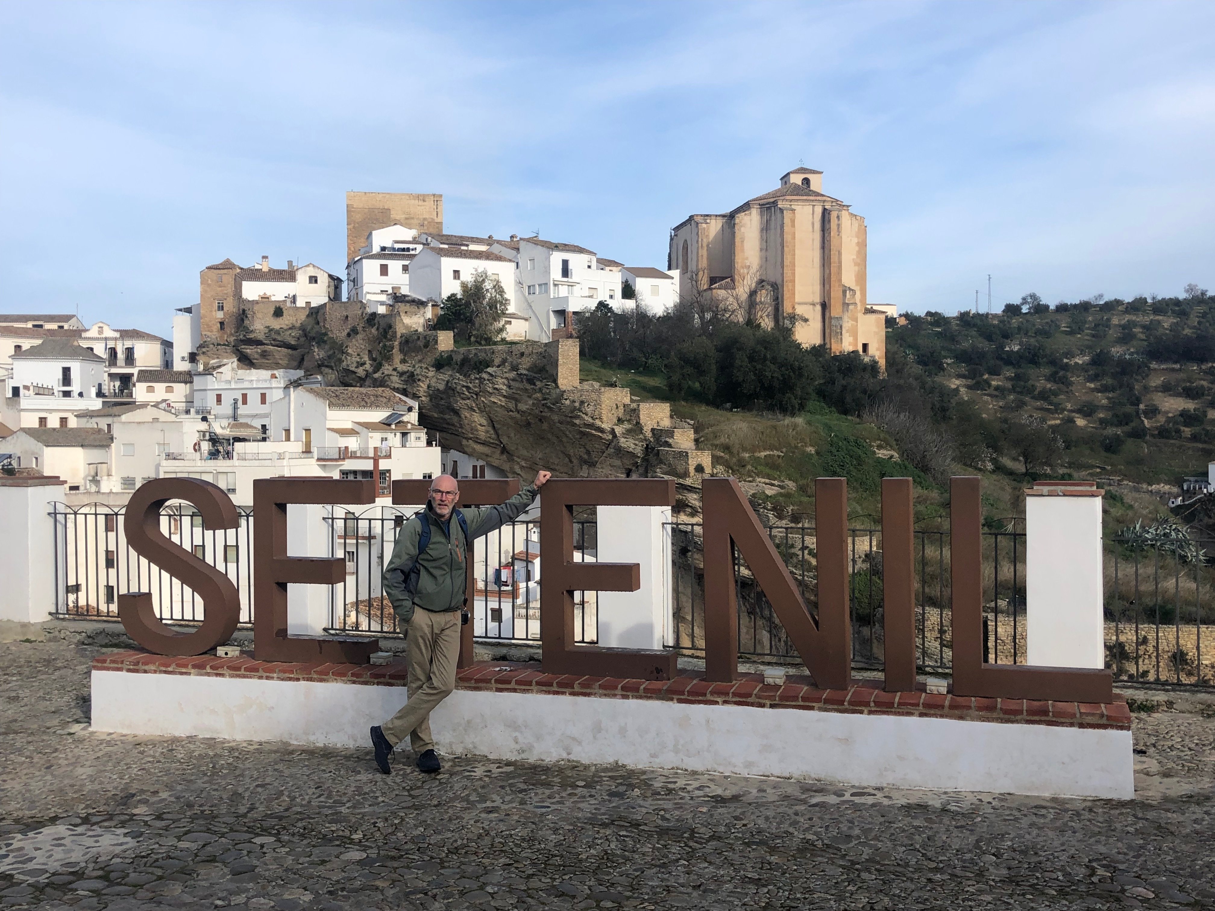Setenil de Las Bodegasは崖の下に家が並ぶ不思議な街