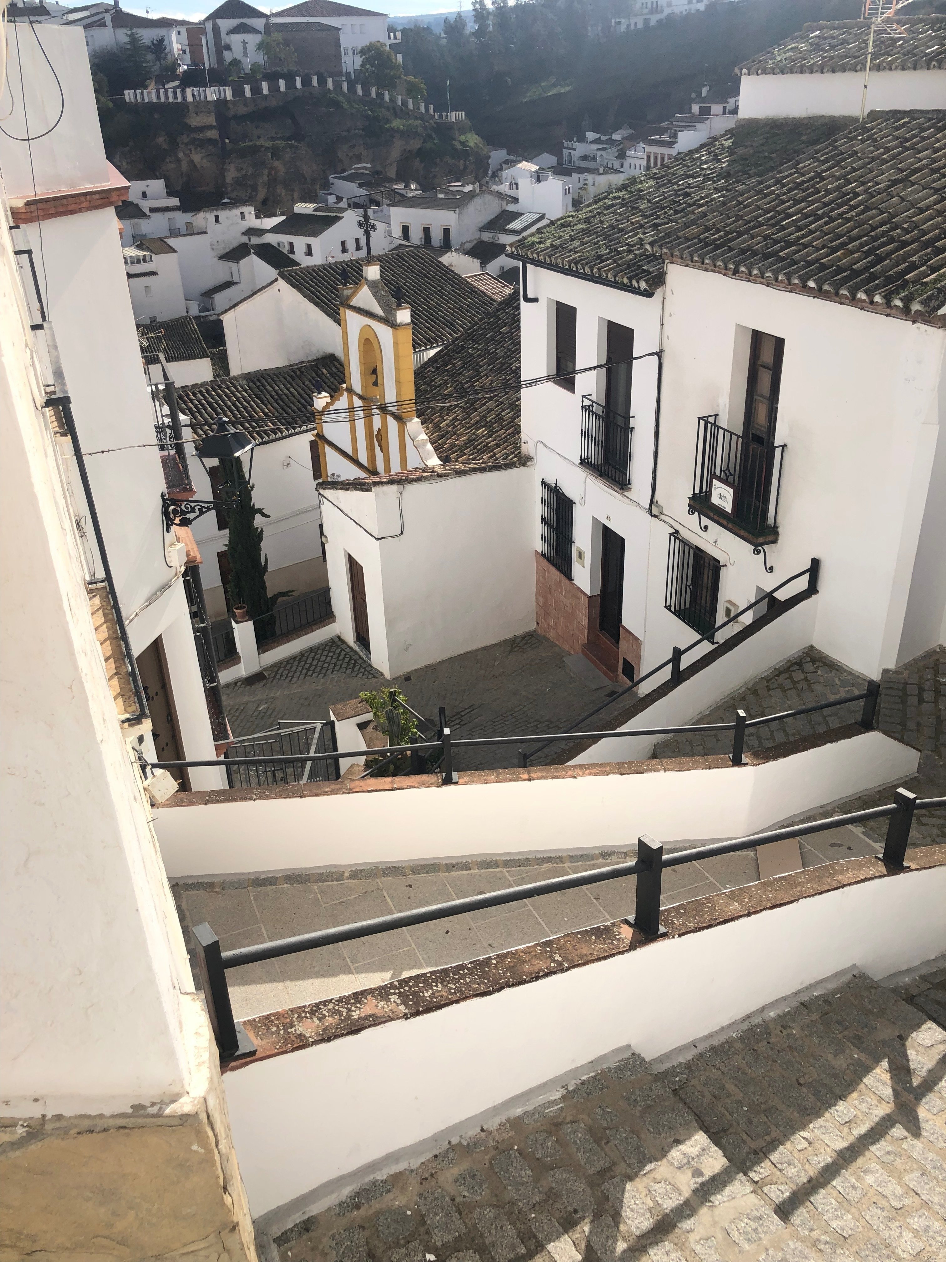 Setenil de Las Bodegasは崖の下に家が並ぶ不思議な街