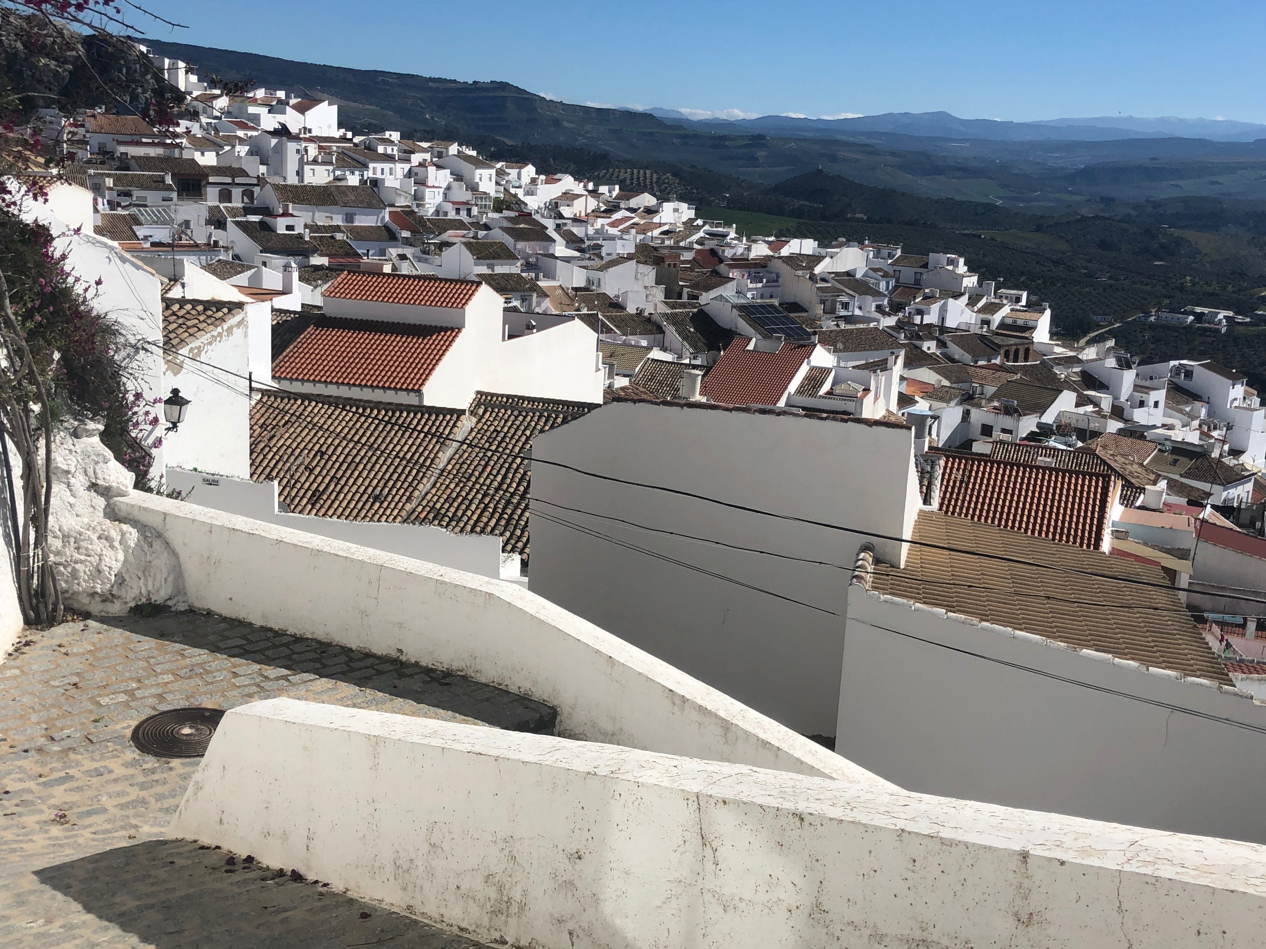 Setenil de Las Bodegasは崖の下に家が並ぶ不思議な街