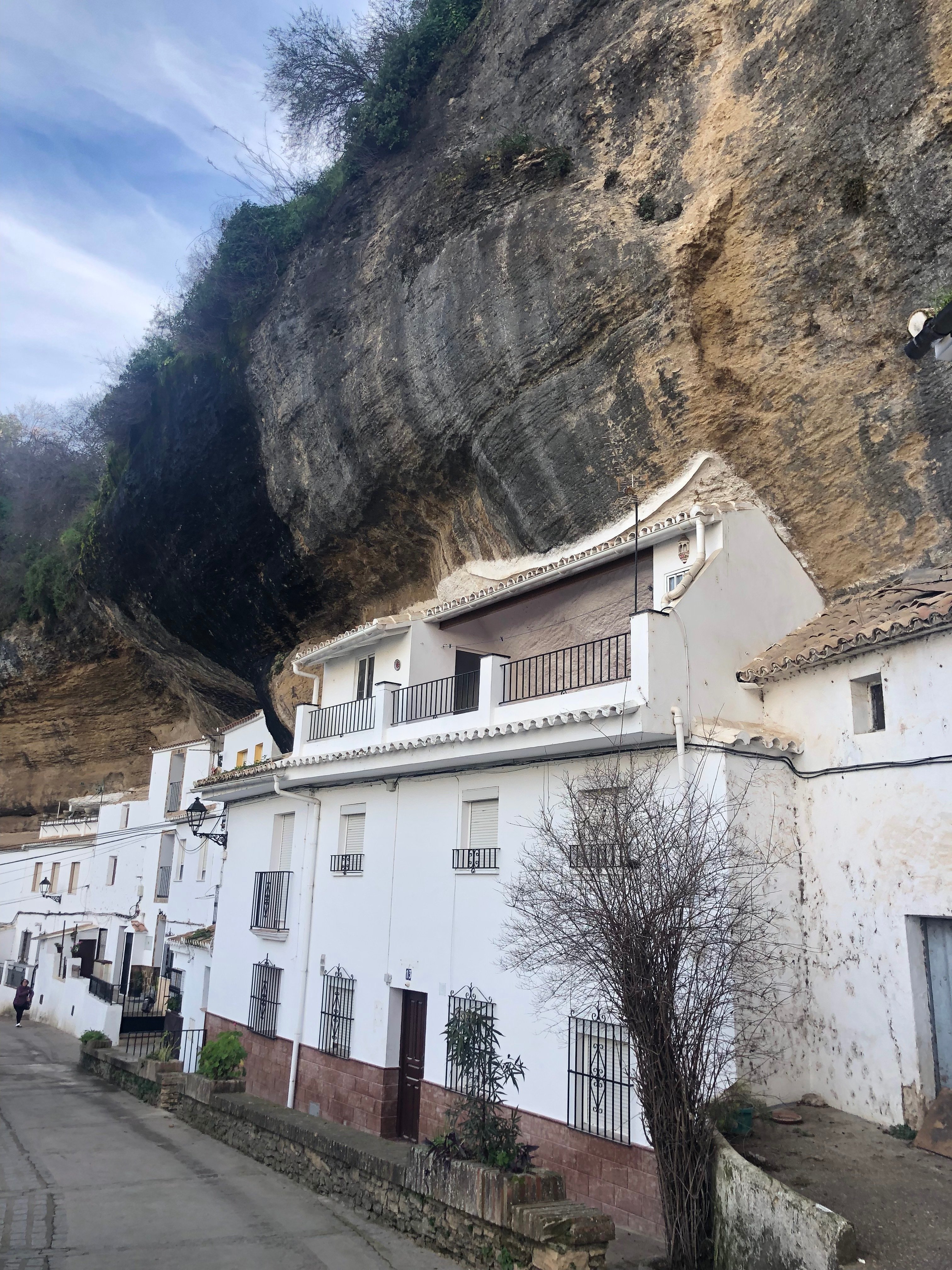 大人気新品 Setenil de Las Bodegasは崖の下に家が並ぶ不思議な街 絵画