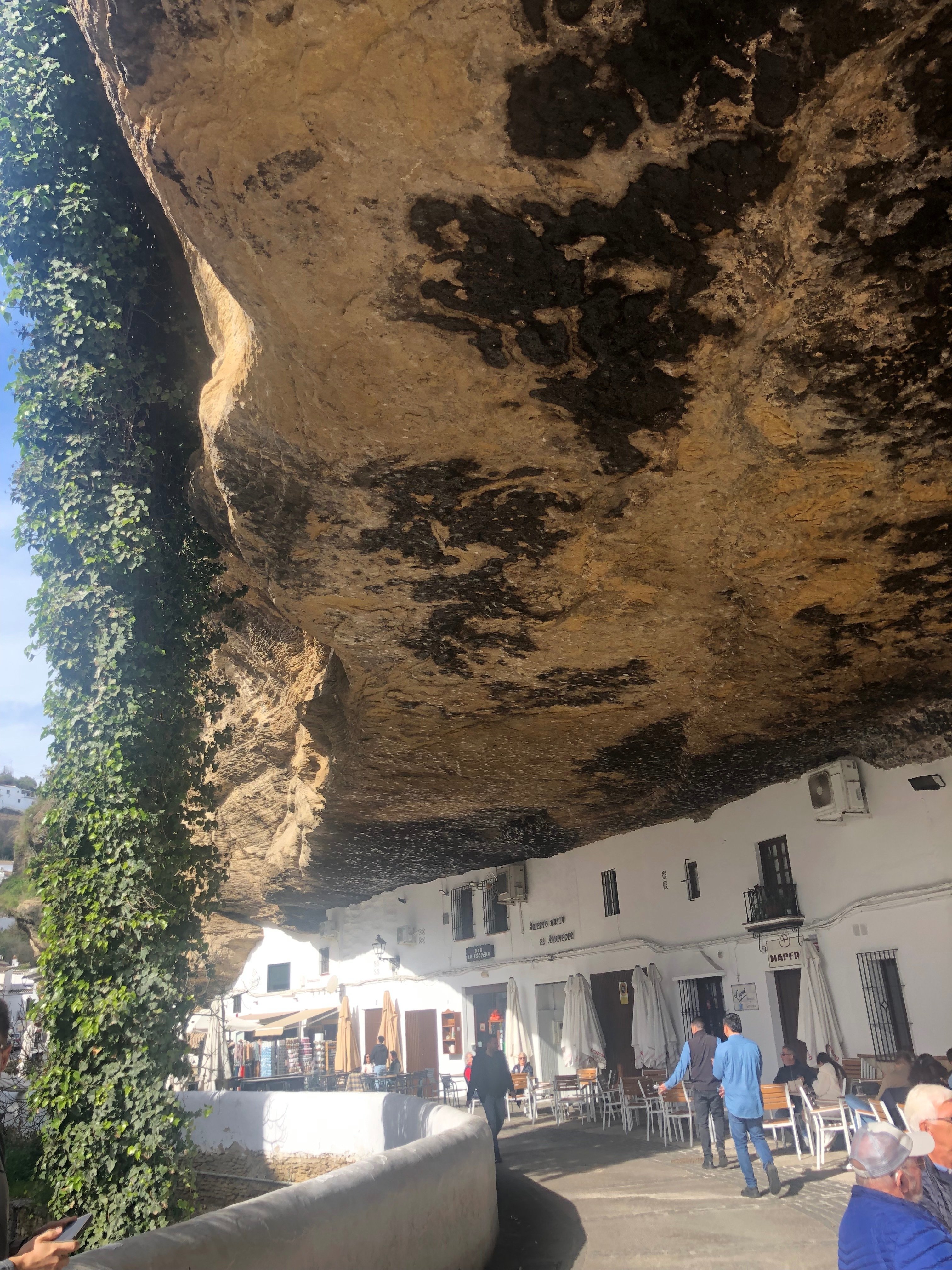 Setenil de Las Bodegasは崖の下に家が並ぶ不思議な街
