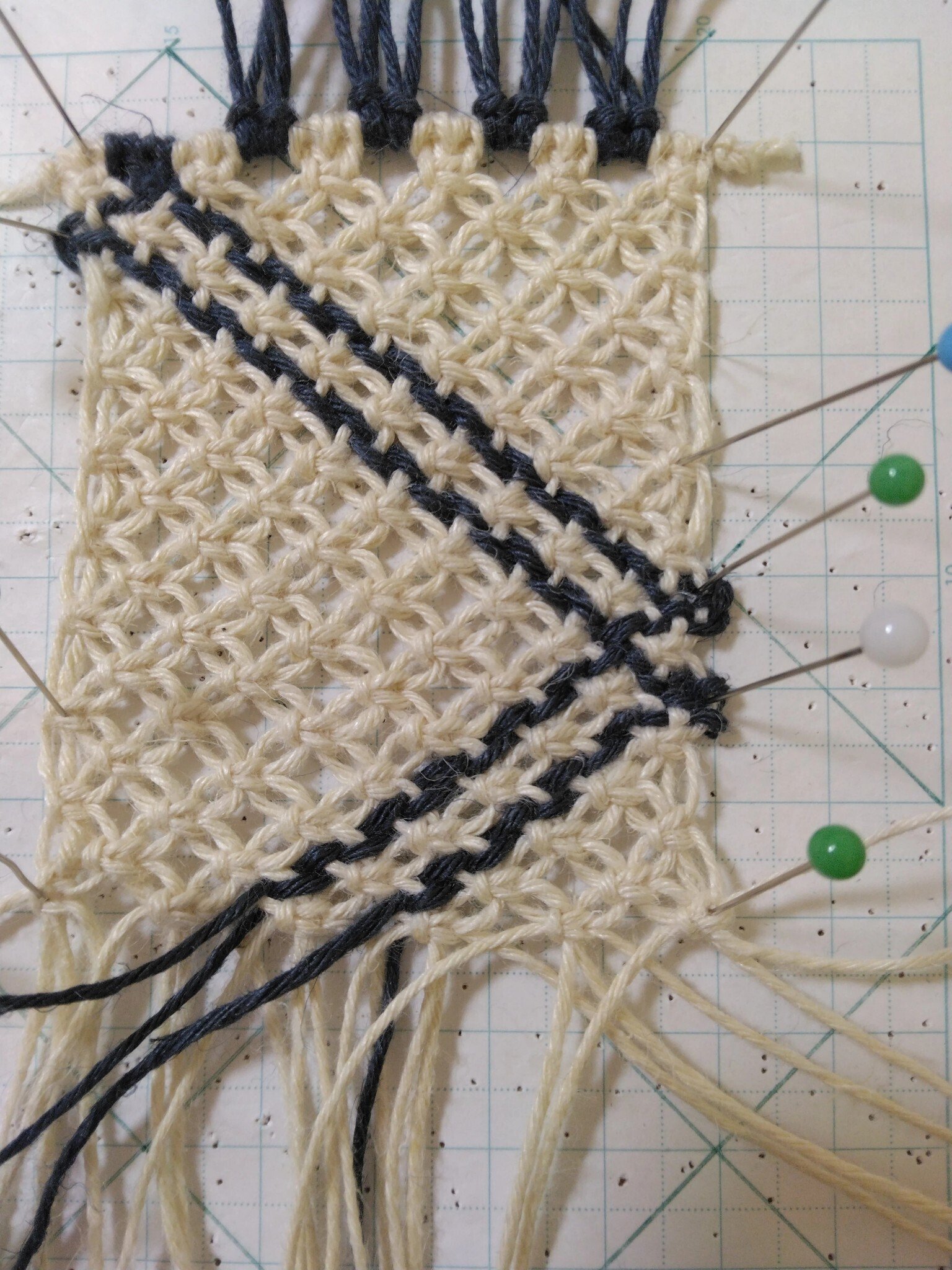 けっきょくほぼ全部ほどいてやり直した千鳥格子のマクラメパターン