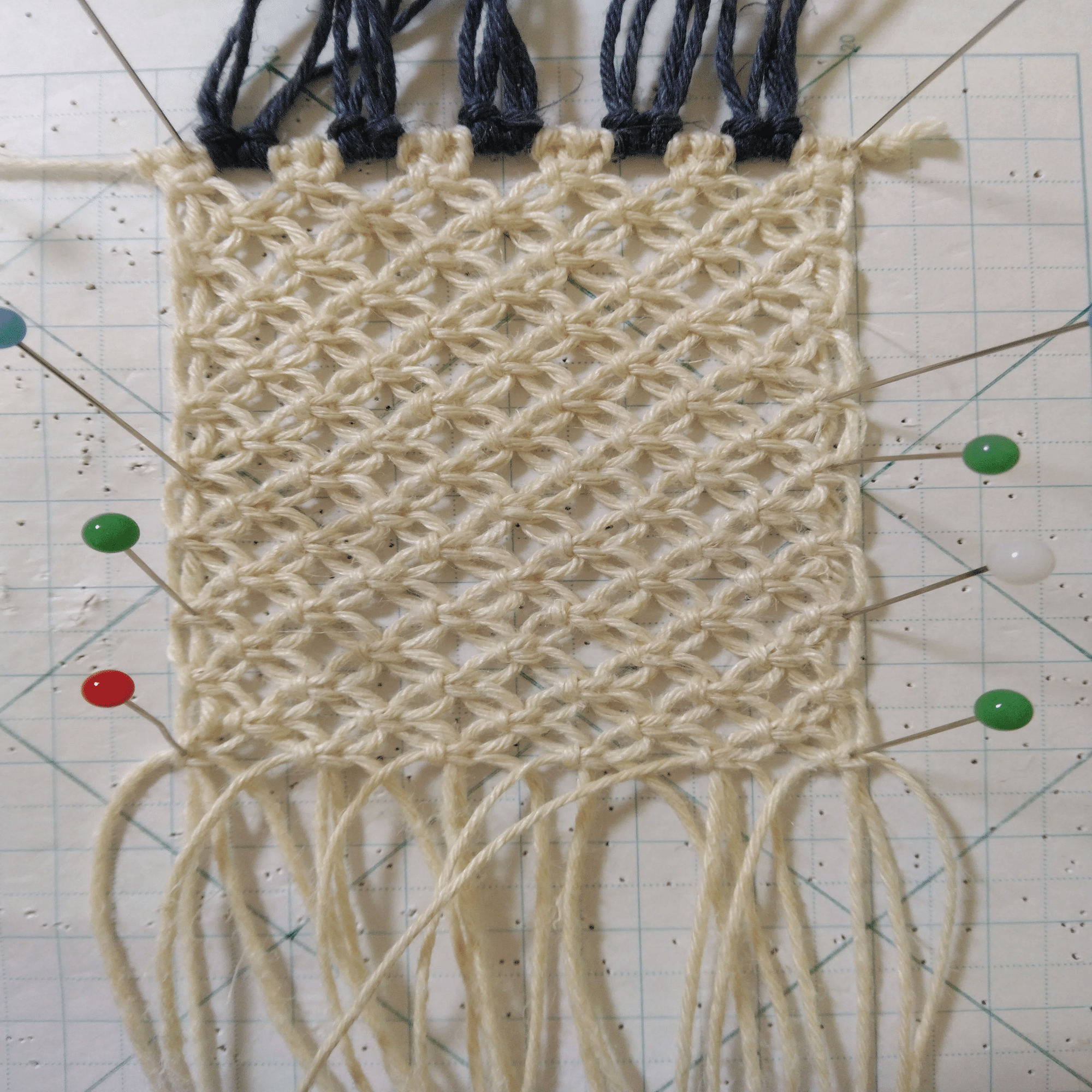 けっきょくほぼ全部ほどいてやり直した千鳥格子のマクラメパターン