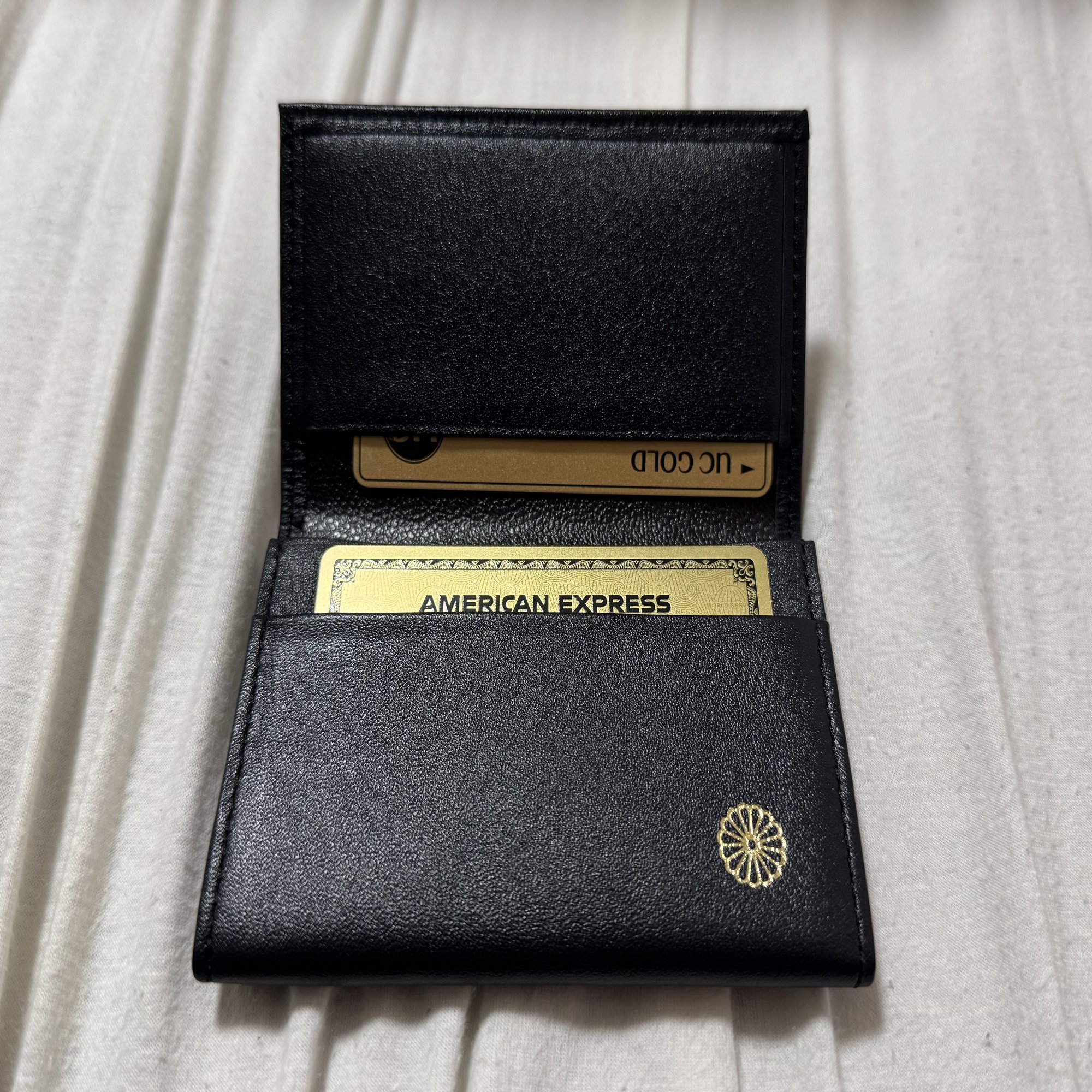 皇居東御苑 休憩所・売店で購入できる菊の御紋入り牛革グッズが良すぎた｜roki