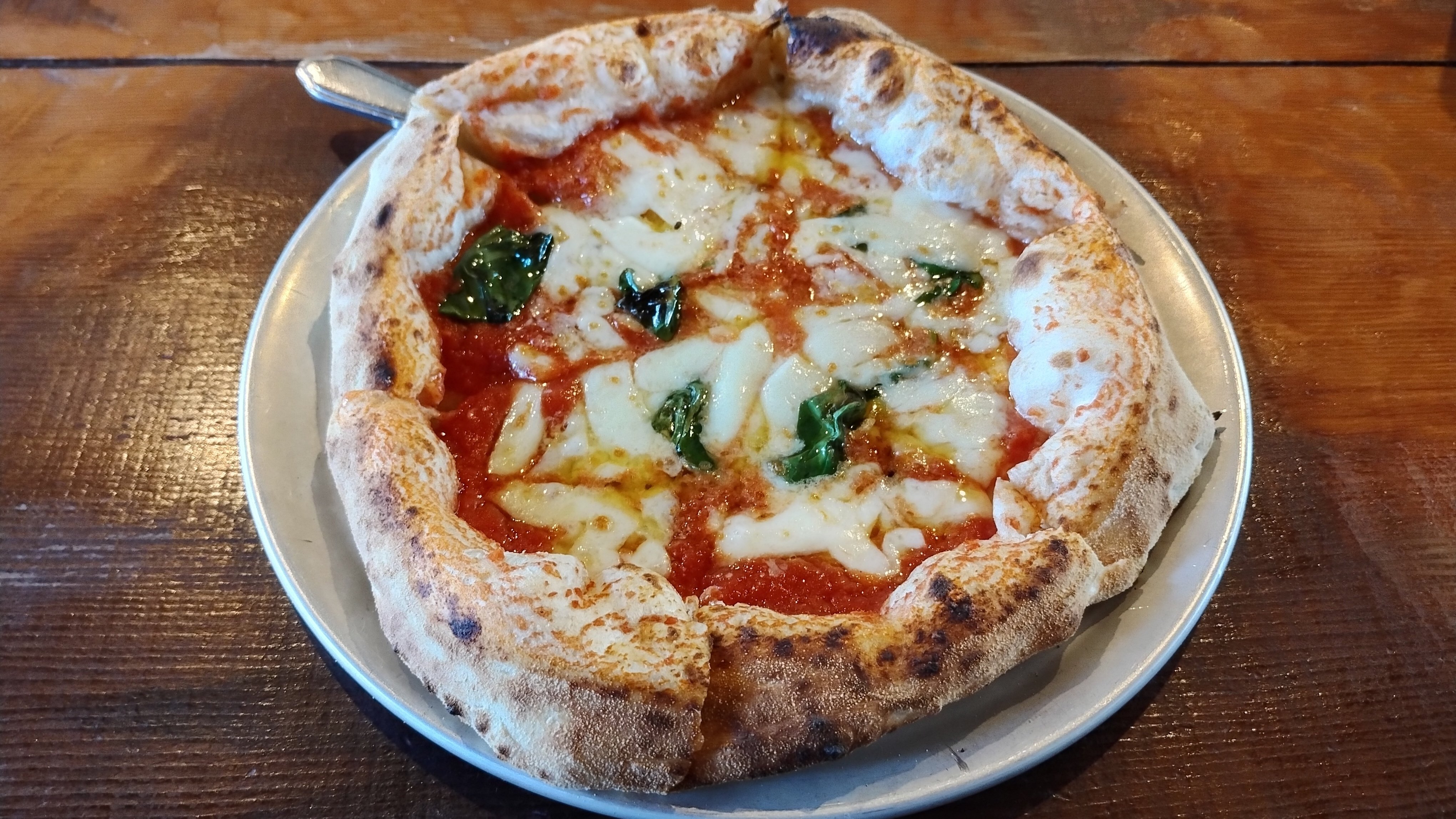 松田町の隠れた名店「チェルトホノボーノ」本格石窯ピザ🍕とこだわりの