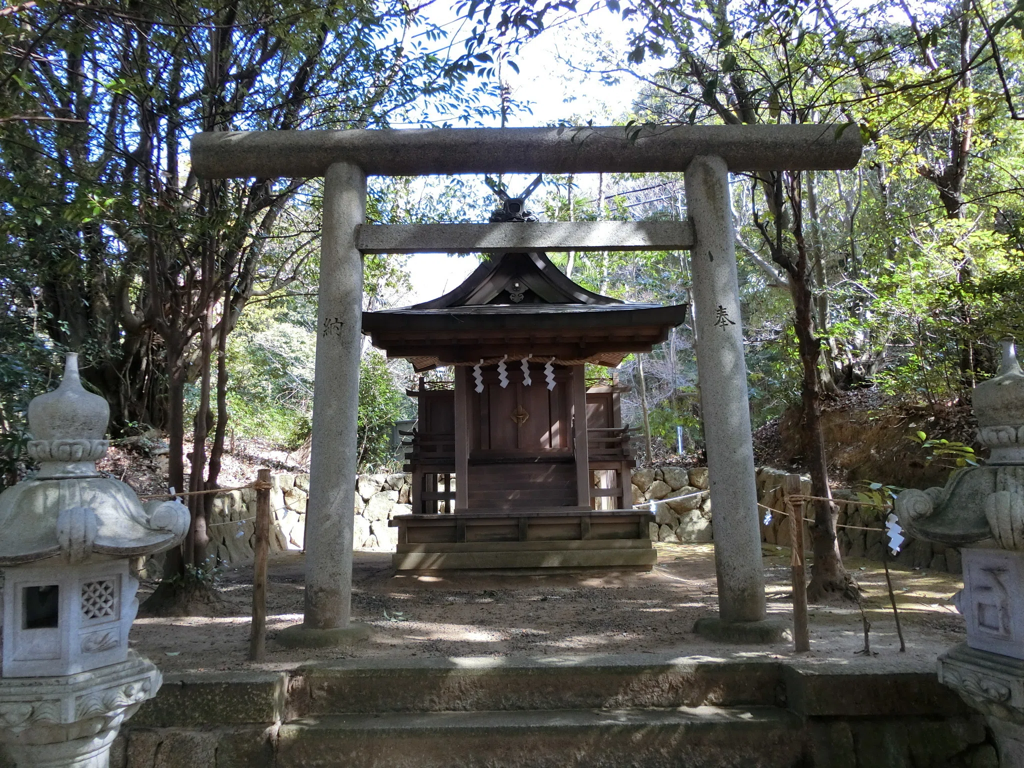 石上神宮末社「神田神社」烏帽子岩は布留川でとれる珍石【桜井シリーズ