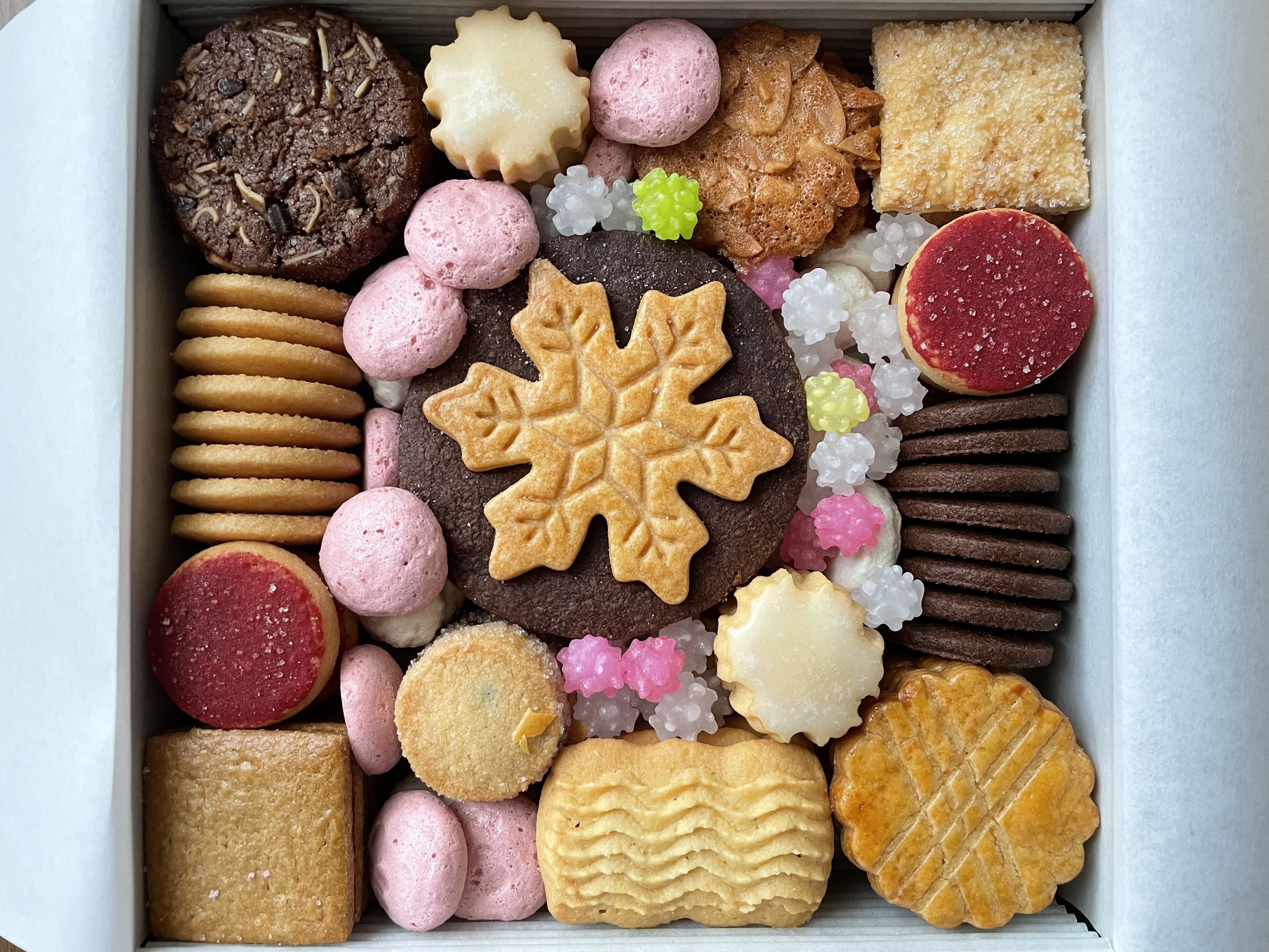 雪景色のようなクッキー缶｜あをそめ.