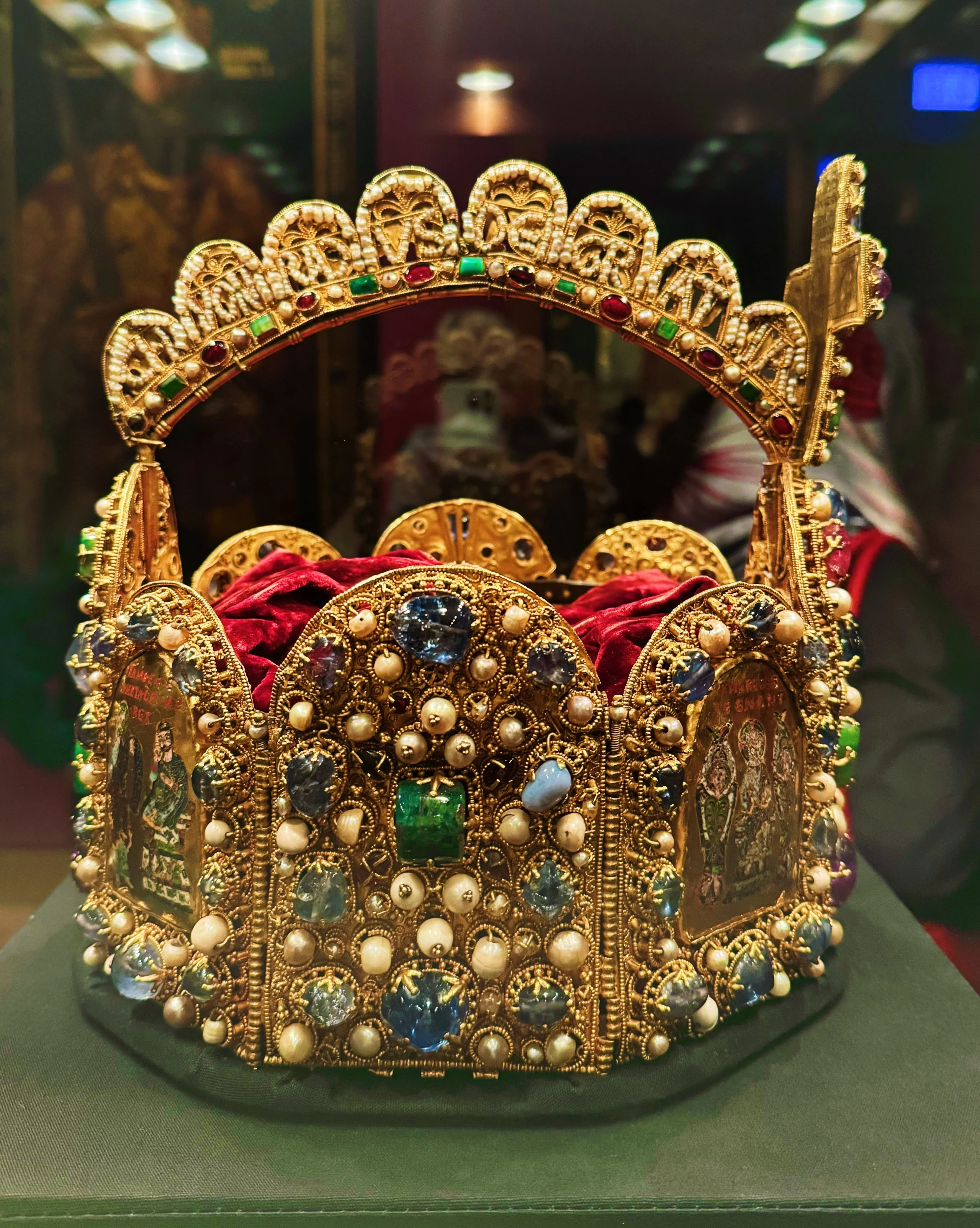 A World Traveled Through Crowns｜まなち｜ジュエラー・ライター