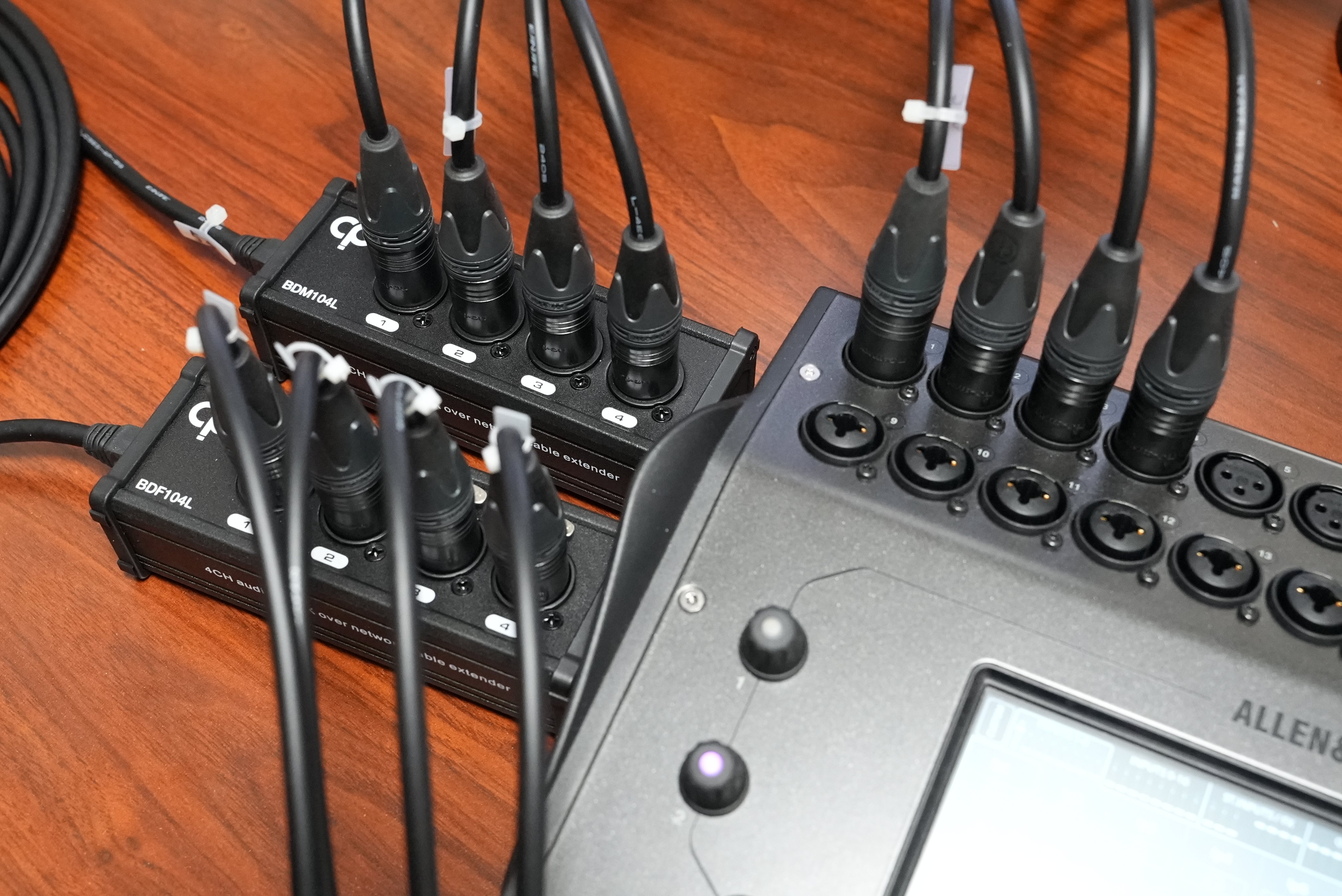 LANケーブル1本で音声ケーブル4本分の音を伝送できる「マルチ