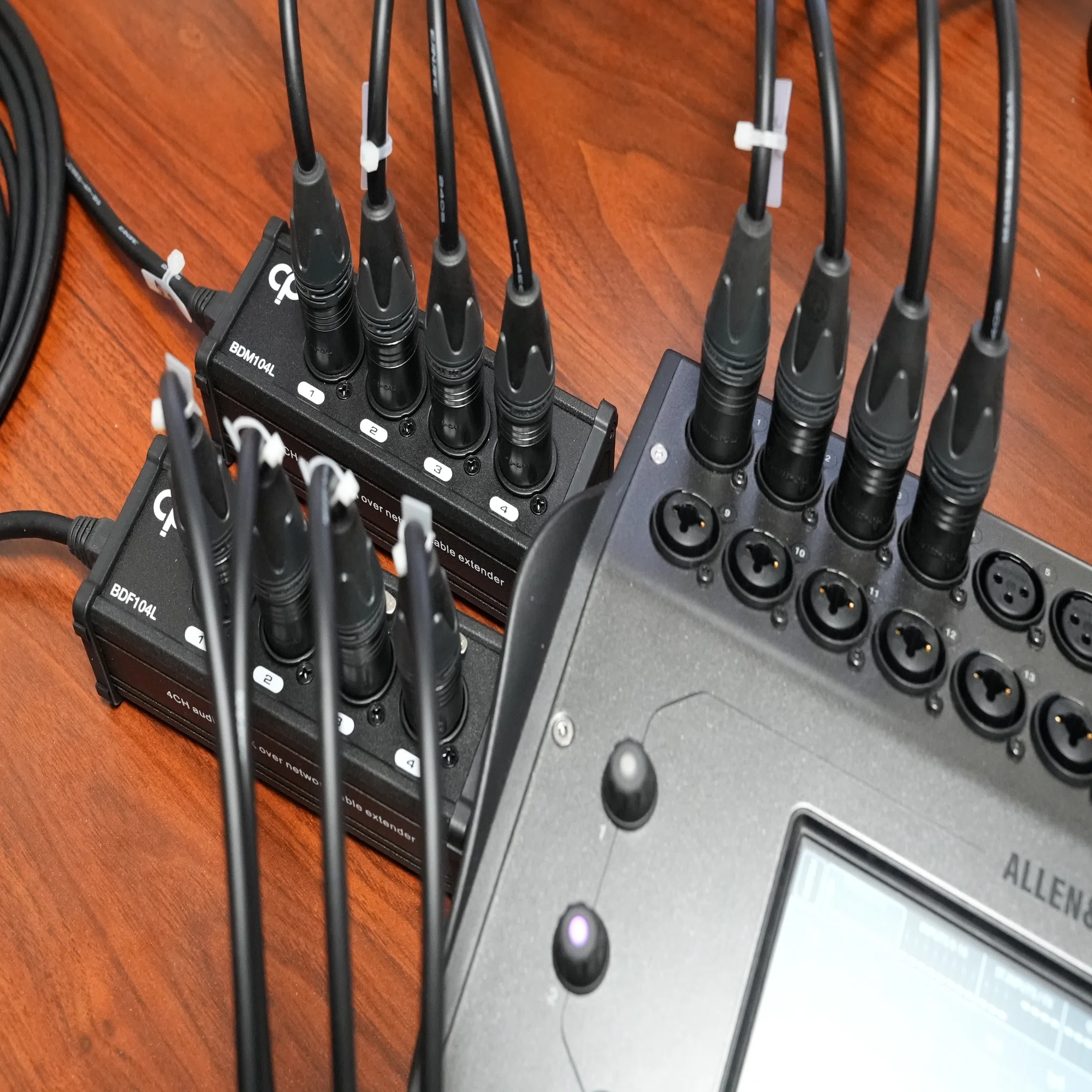 LANケーブル1本で音声ケーブル4本分の音を伝送できる「マルチ 