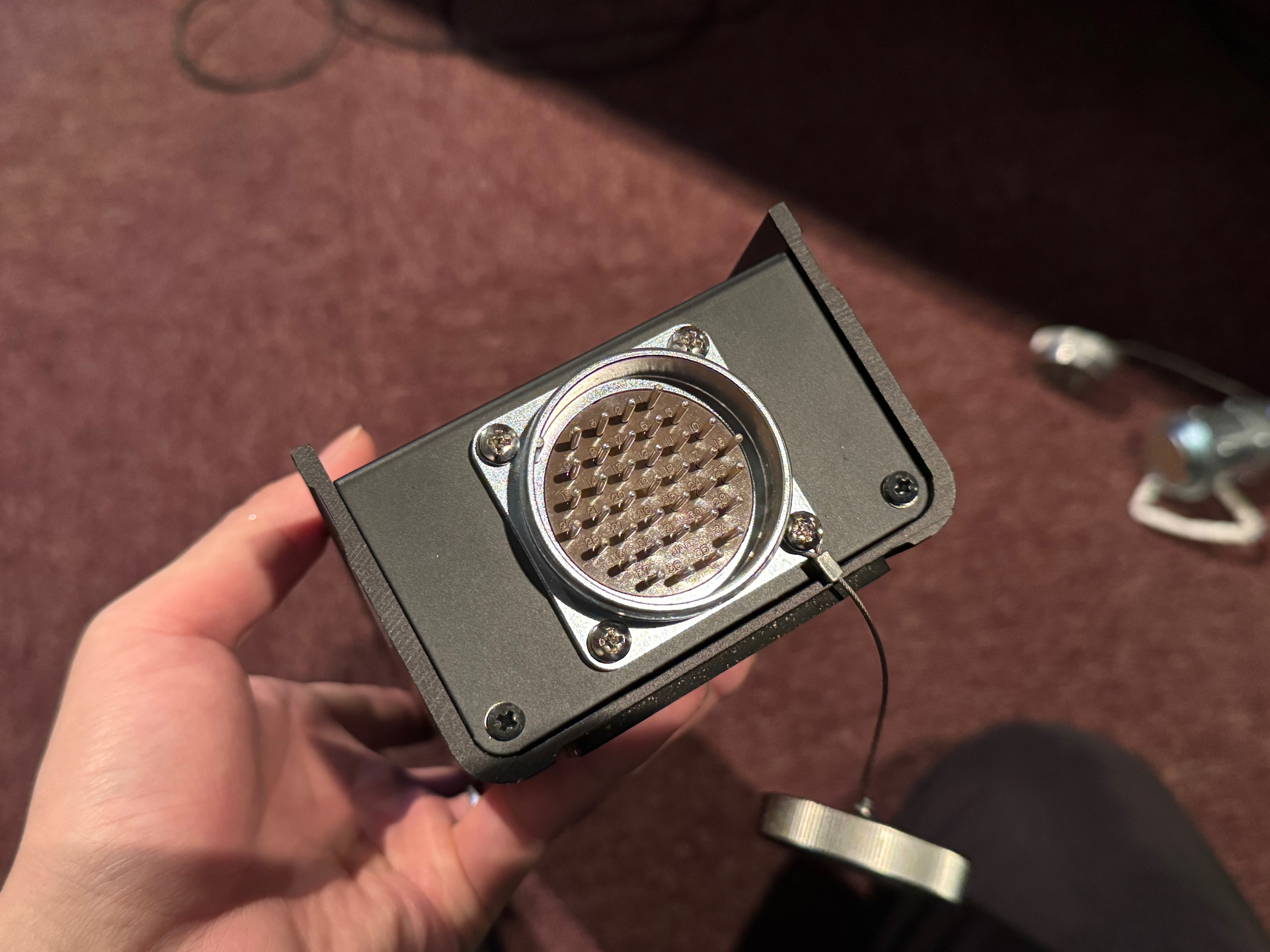 LANケーブル1本で音声ケーブル4本分の音を伝送できる「マルチ