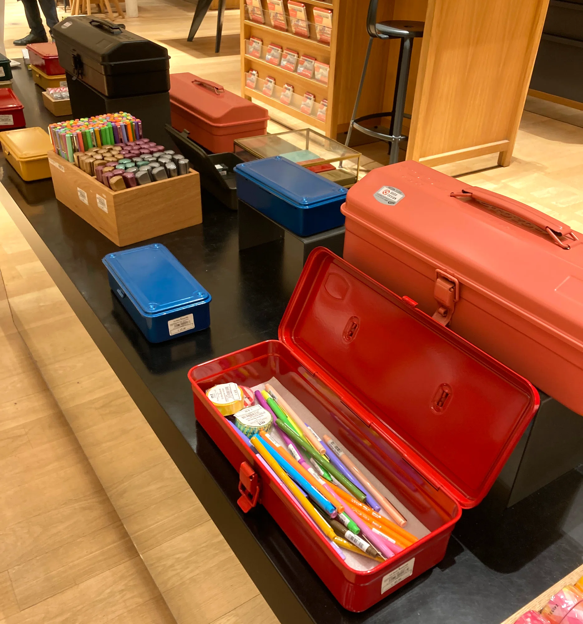 パリの本屋] フランス語参考書はこちらで [画材とチョコも]｜語学参考