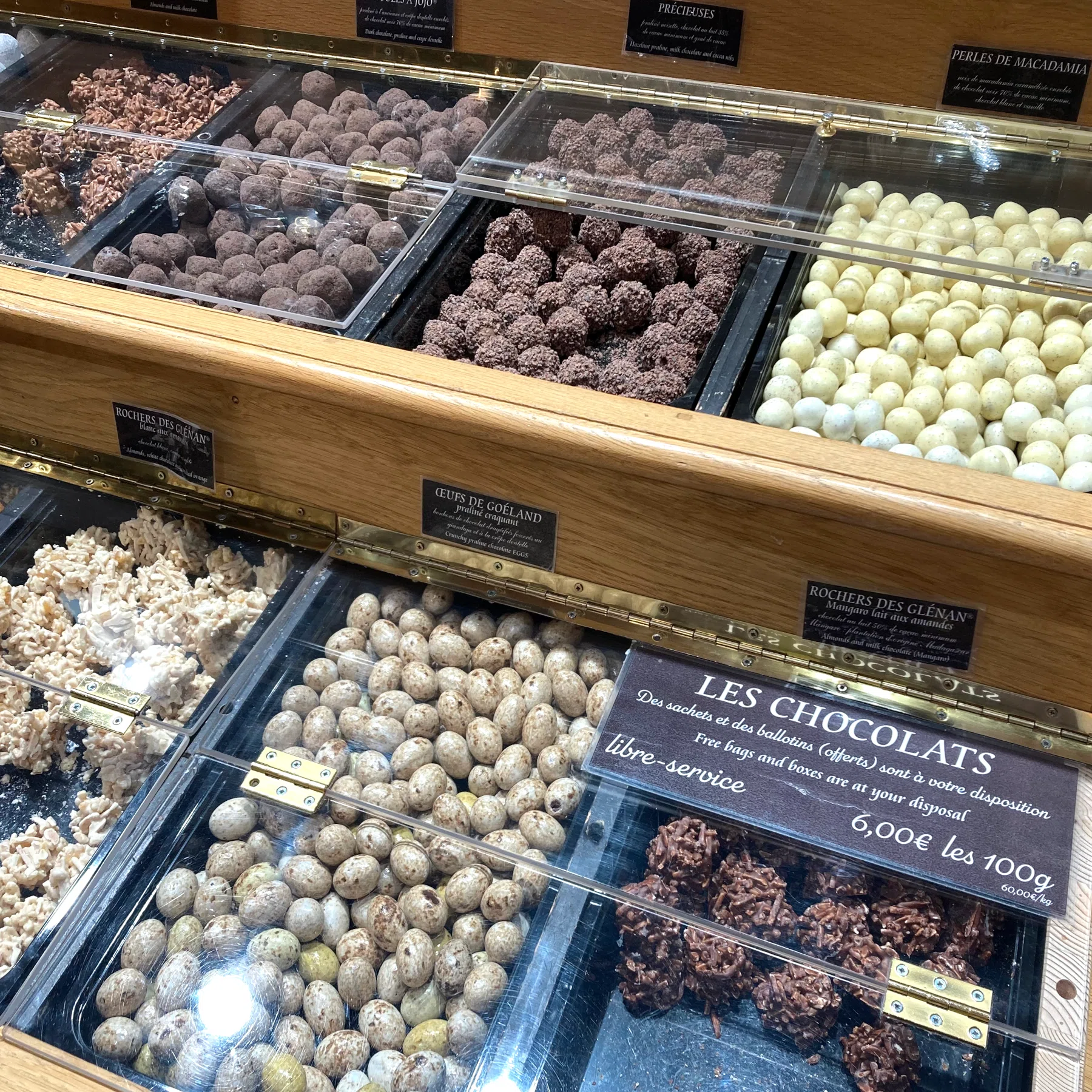 パリの本屋] フランス語参考書はこちらで [画材とチョコも]｜語学参考