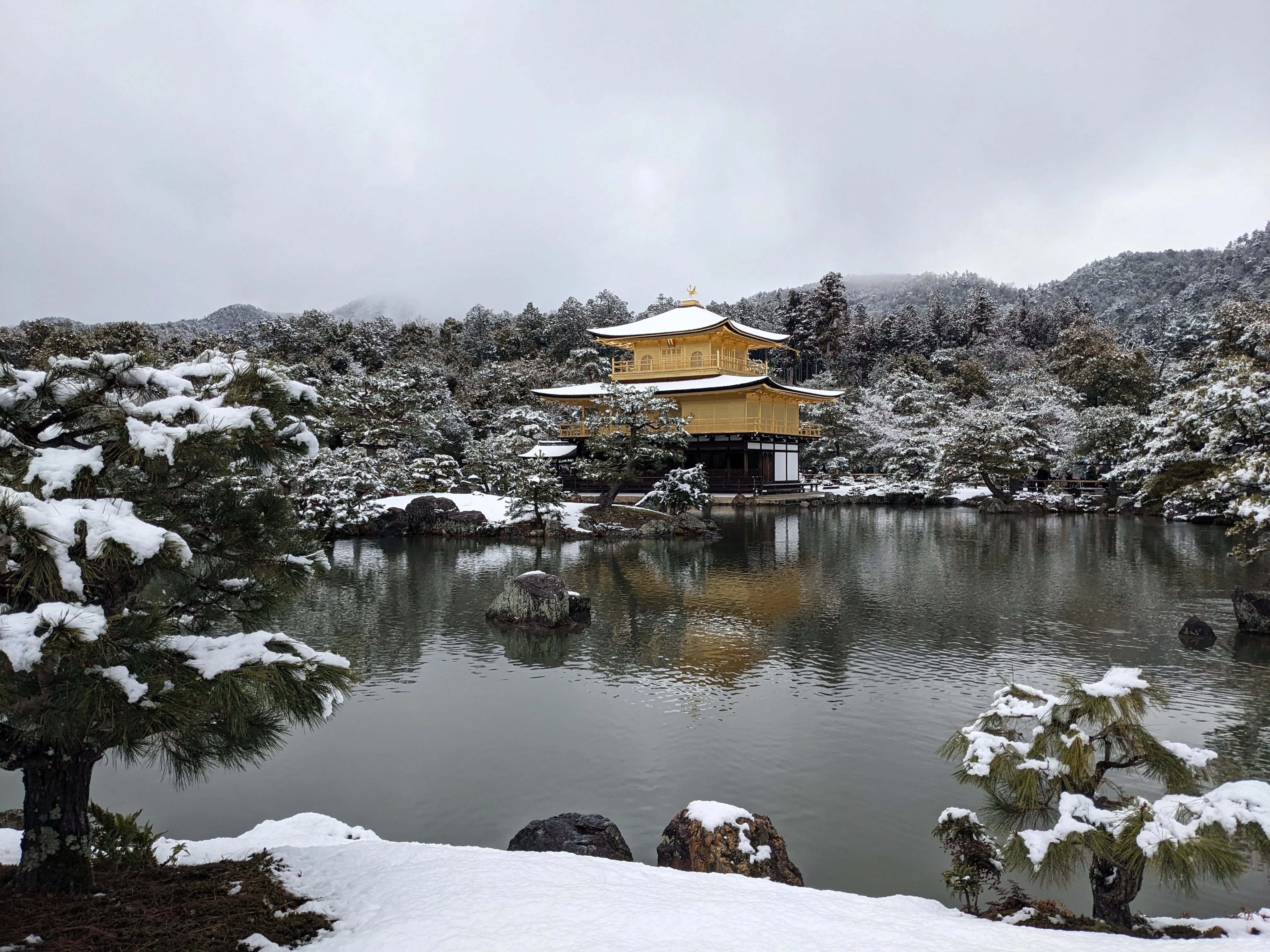 雪の金閣寺、タイミング勝負の絶景｜to-kyo-to