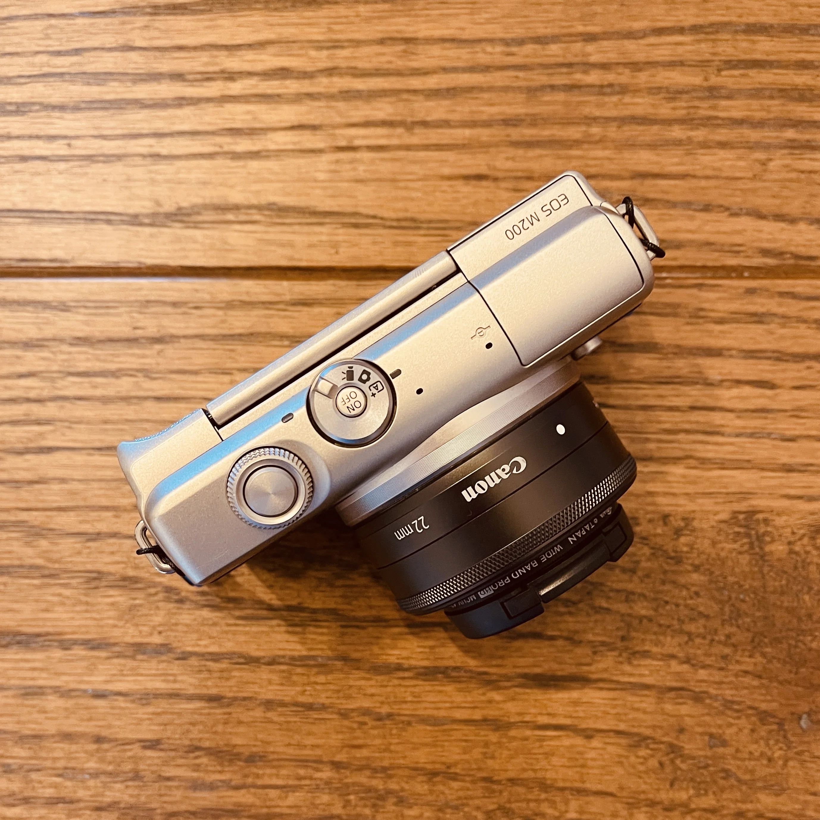 EOS M200]超コンパクトで十分綺麗なAPS-C+パンケーキレンズの