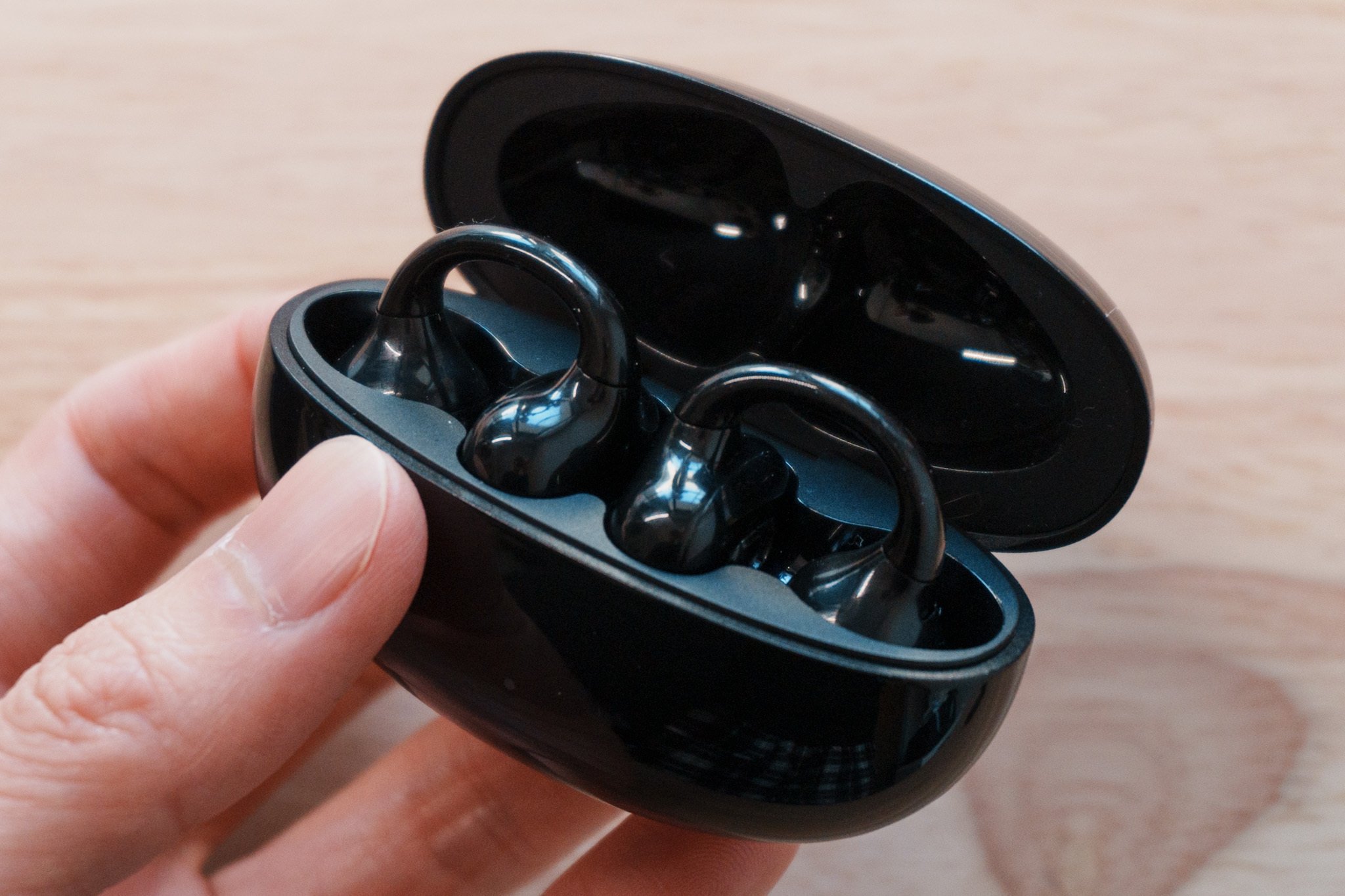 音質も妥協しないイヤーカフ型イヤホンを試す | Edifier LolliClip