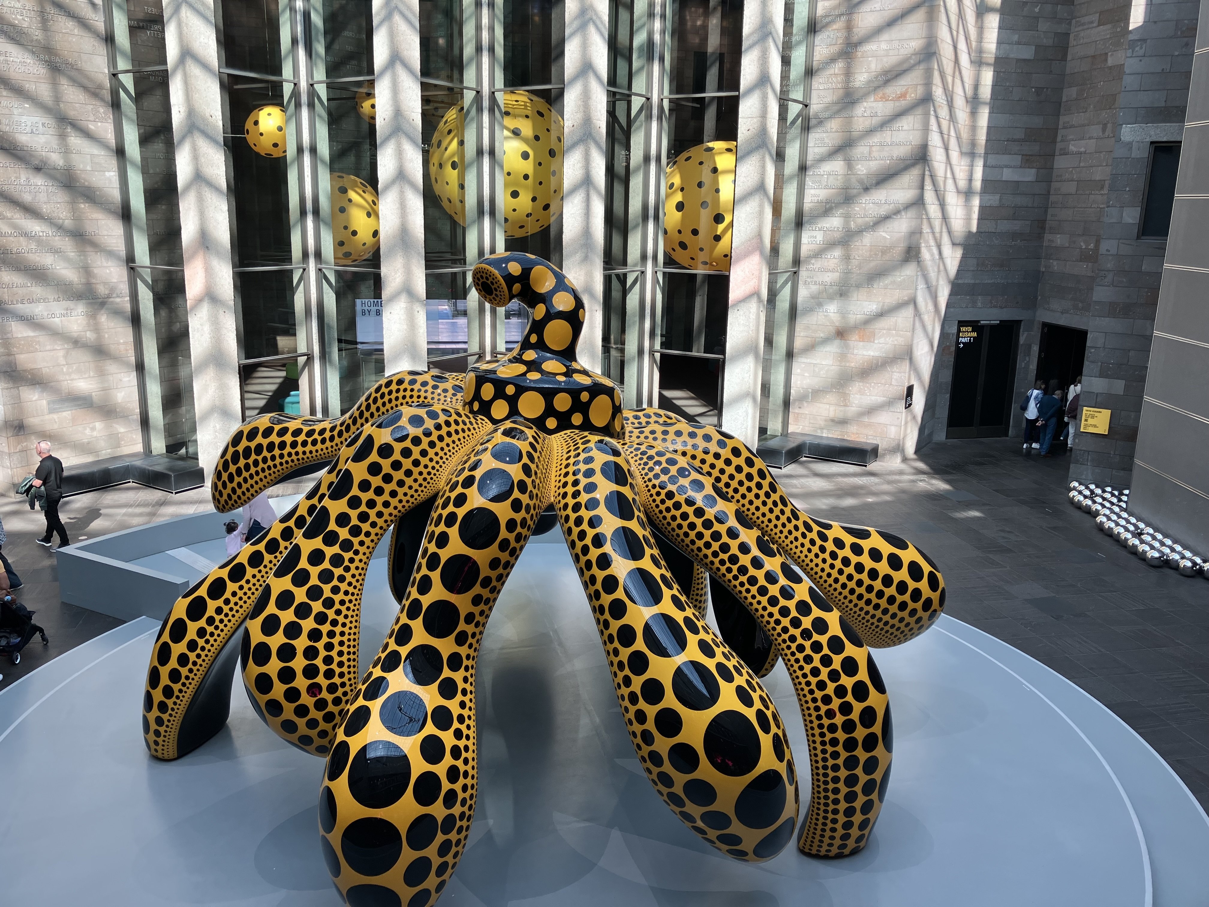 草間弥生ビクトリア国立美術館オリジナル会場限定マグボトル大小2本セット 草間彌生展 ヴィクトリア国立美術館 (序の口編)｜Senangxsedh