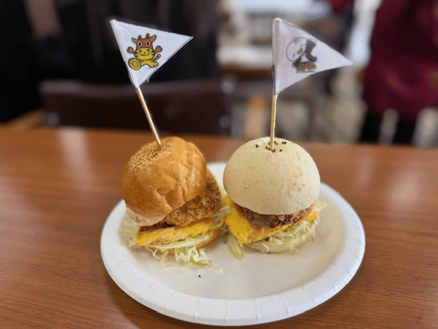 会津農林高校とやないづ振興公社が共同開発 「柳葛バーガー」が完成