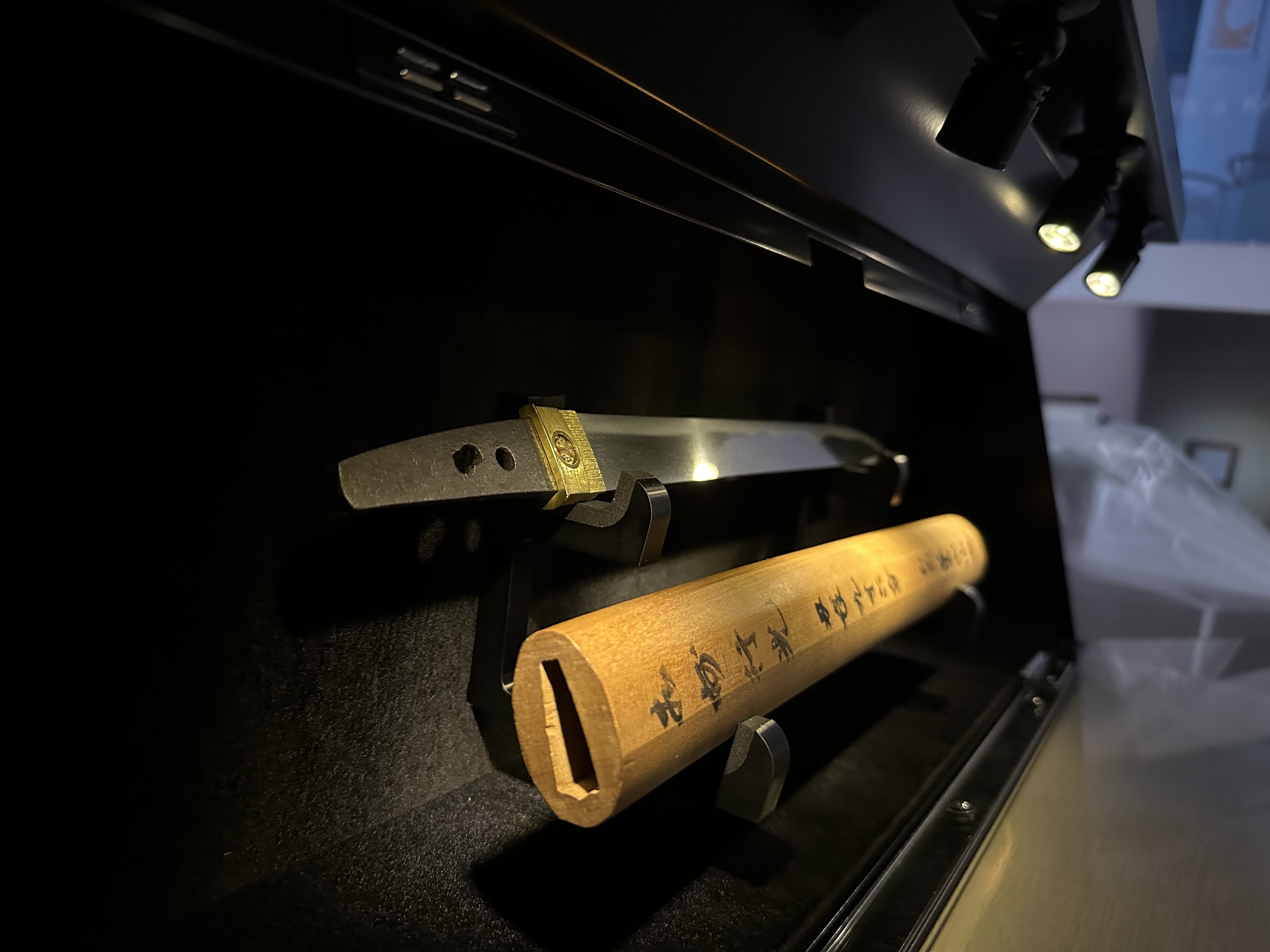 卓上短刀箱2.0の拵同時展示仕様への改造について② 刀受けの試作品が