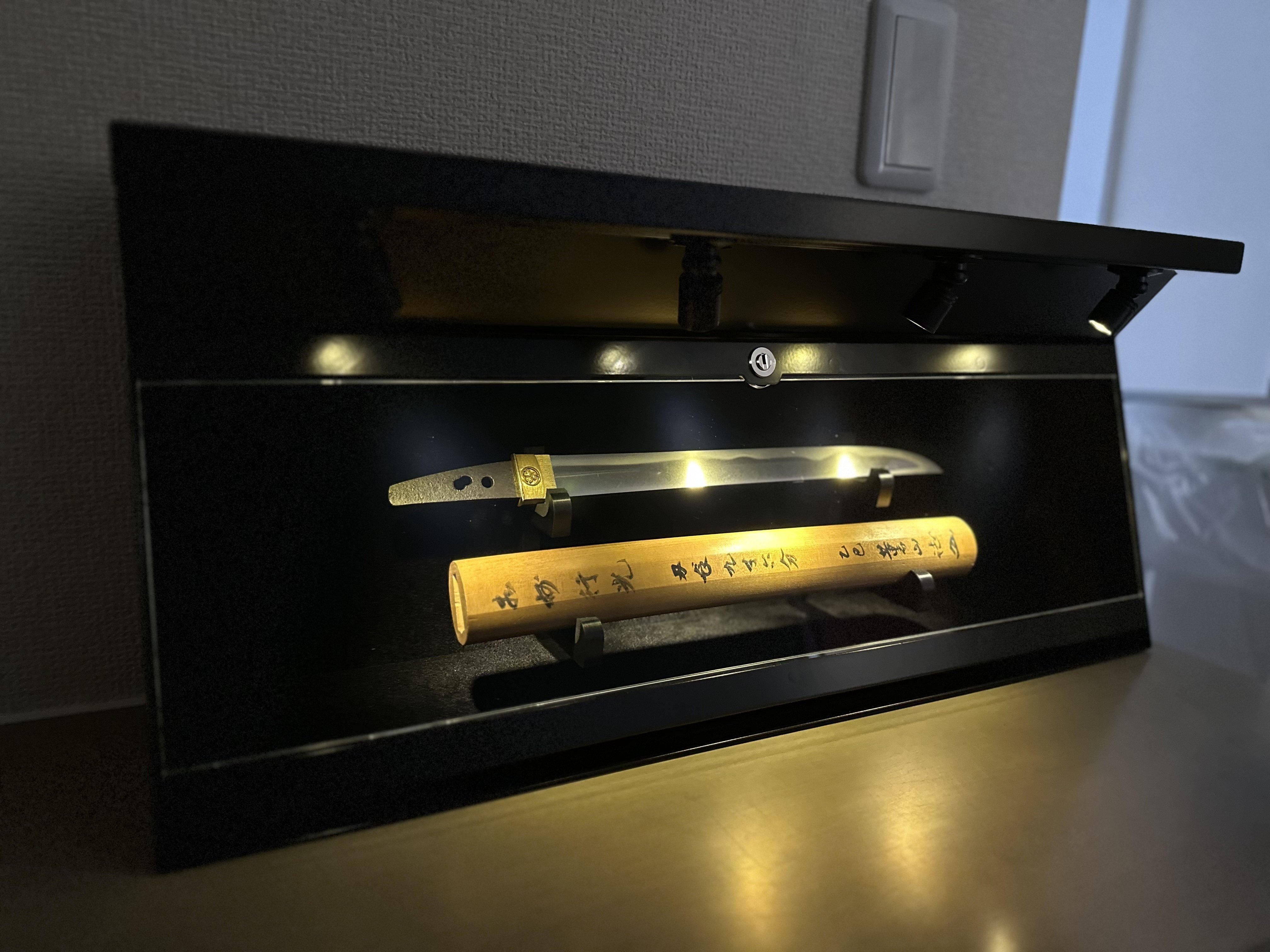 卓上短刀箱2.0の拵同時展示仕様への改造について② 刀受けの試作品が 卓上短刀箱2.0の拵同時展示仕様への改造について② 刀受けの試作品が