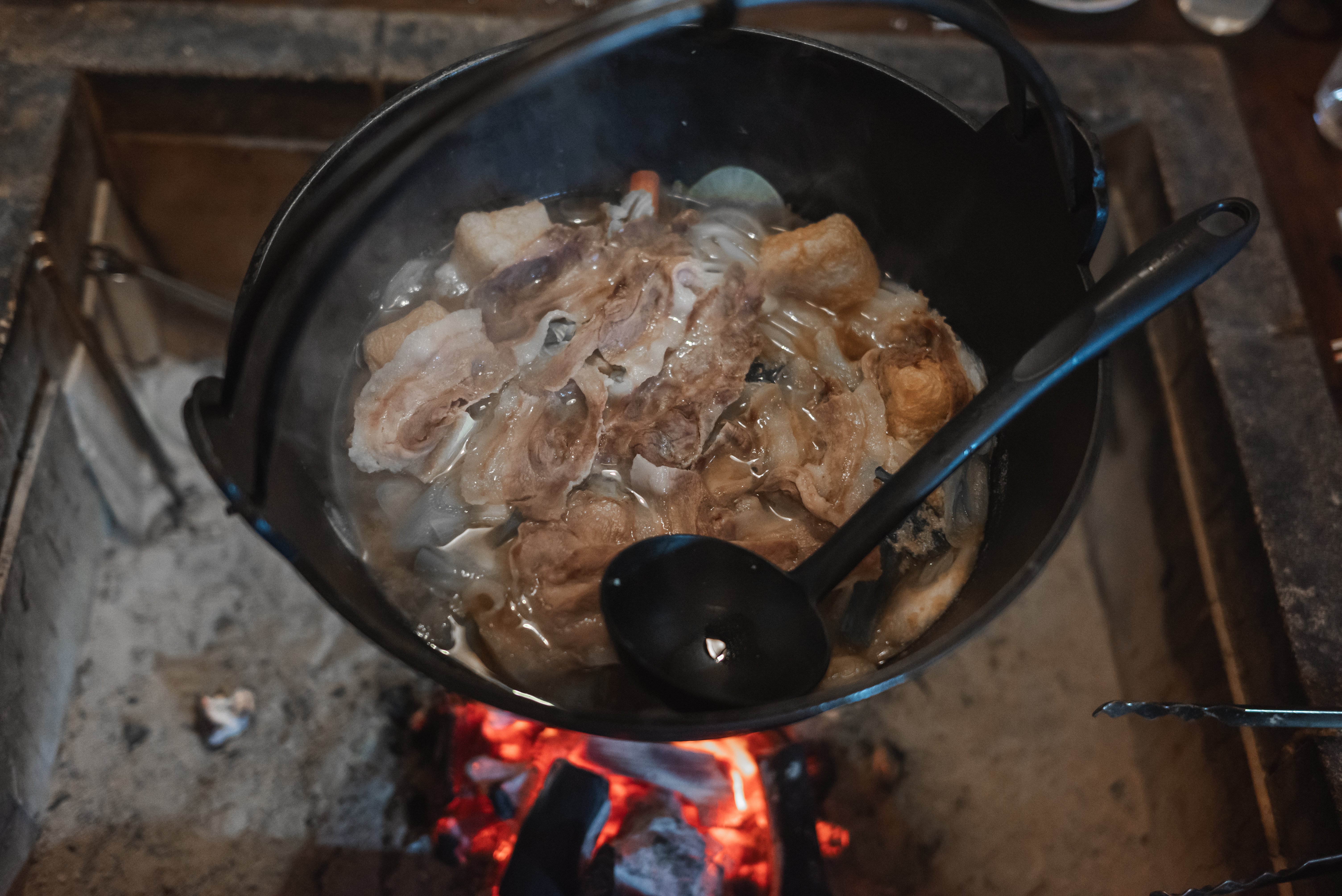 囲炉裏を囲んでゆっくり過ごす冬 ｜ 天女の里｜Yuka Shogaki