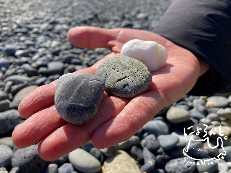 可愛い石を探して！しましまの石とつぶつぶの石と真っ白な石英と真っ黒