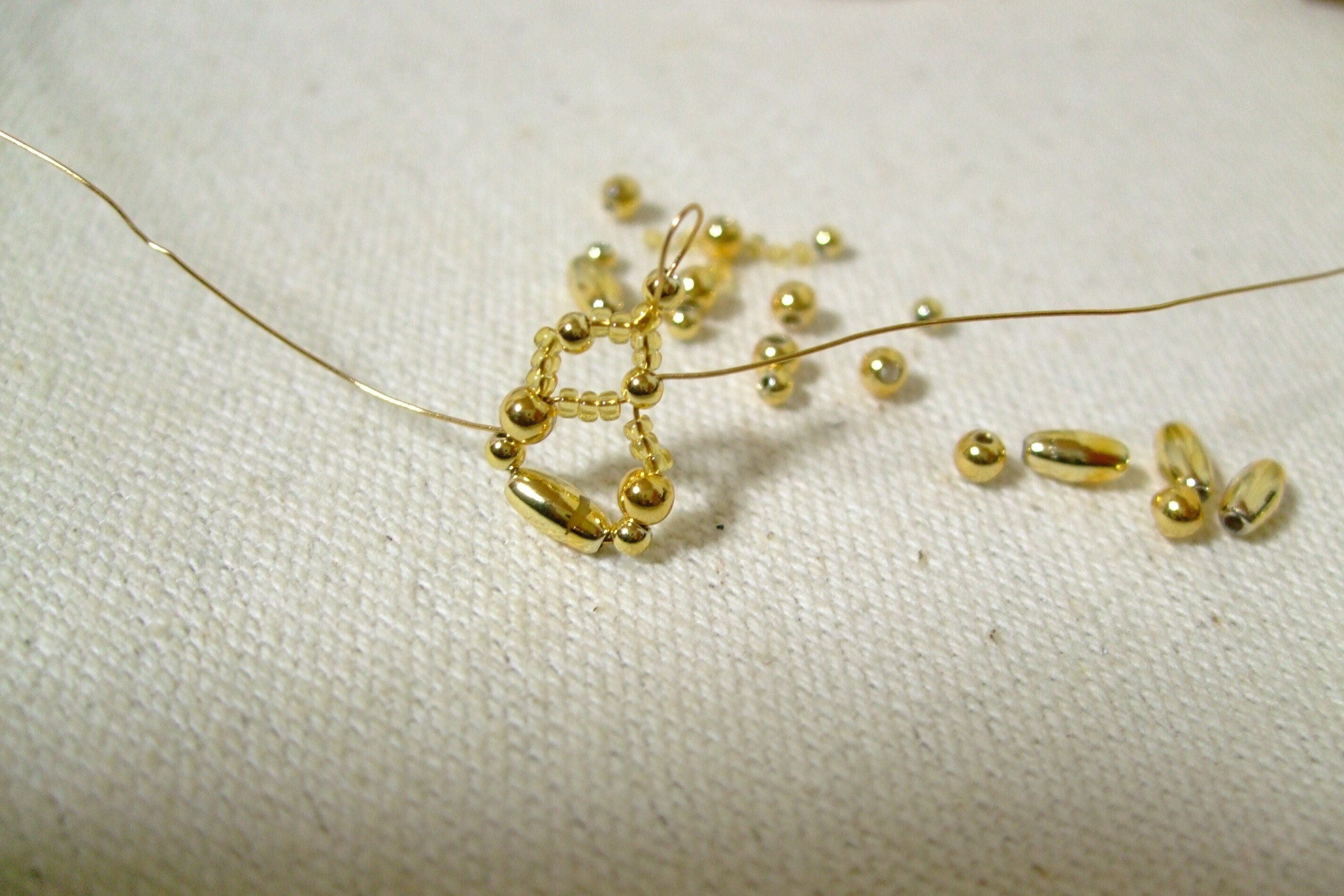 王冠ビーズ ビーズ刺繍 王冠のピンブローチ（アクアマリンカラー） ブローチ Zatto