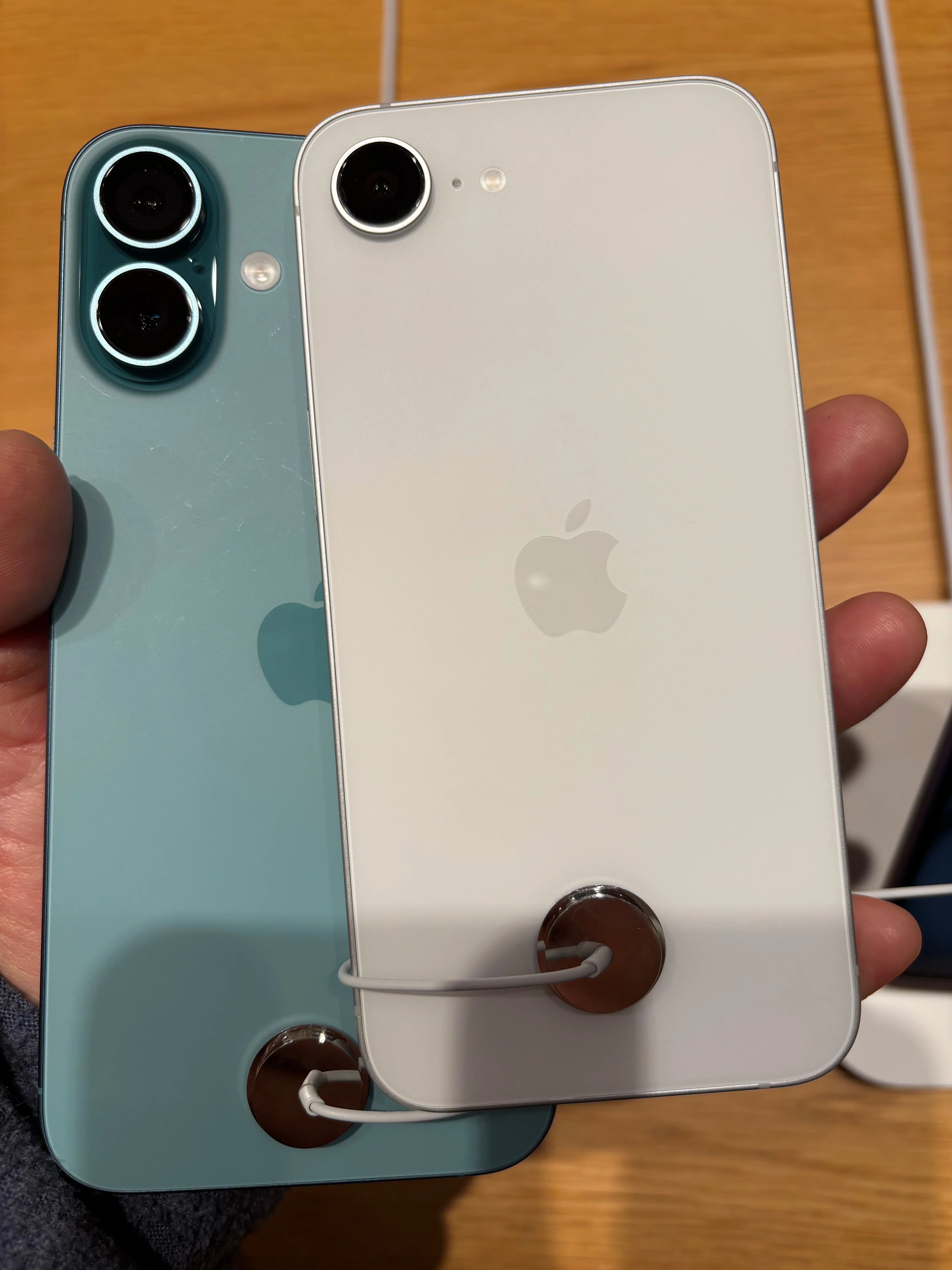 iPhone16eに触れてきた。｜あきちゃん（二郎）