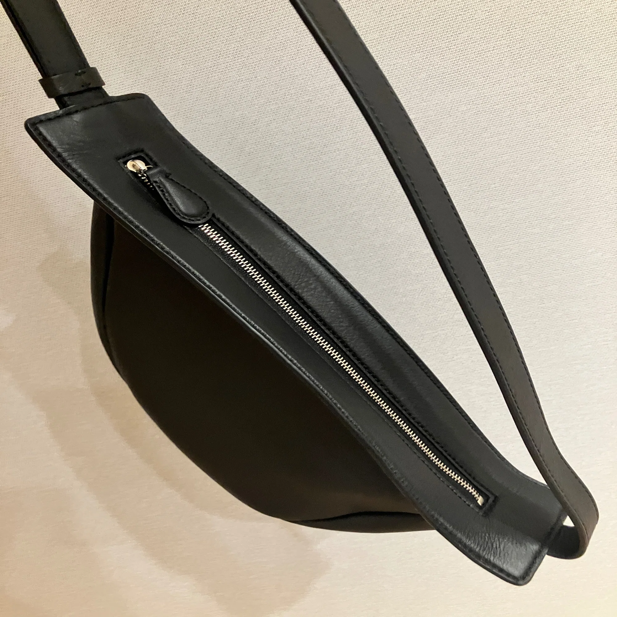 The Row Slouchy Banana bag -苦悩と煩悶のクロスボディバッグ選びの 