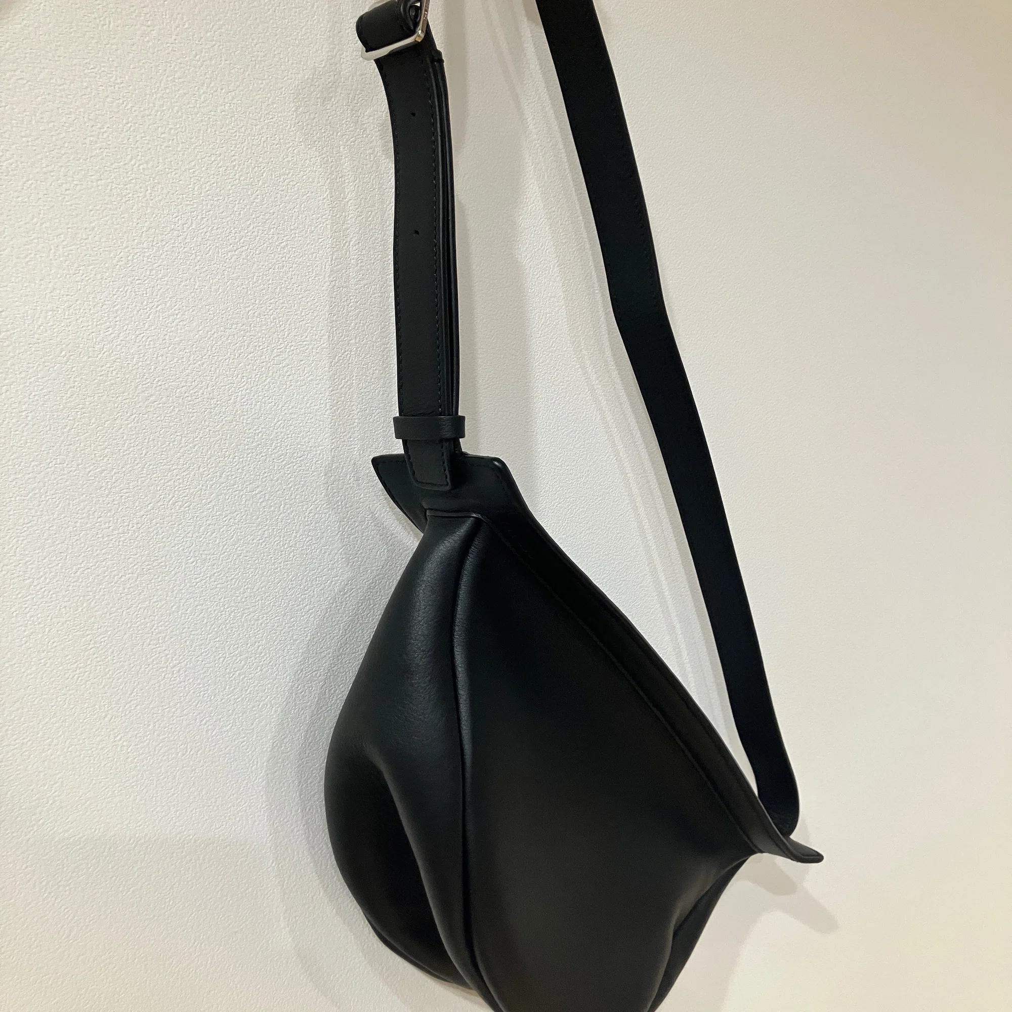 The Row Slouchy Banana bag -苦悩と煩悶のクロスボディバッグ選びの 