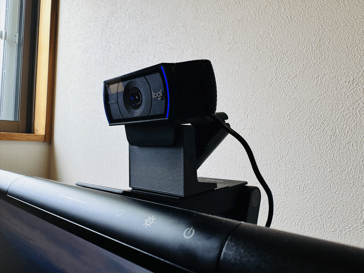 BenQ ScreenBar Proレビュー！自動ON/OFF搭載。手元を明るく、広く