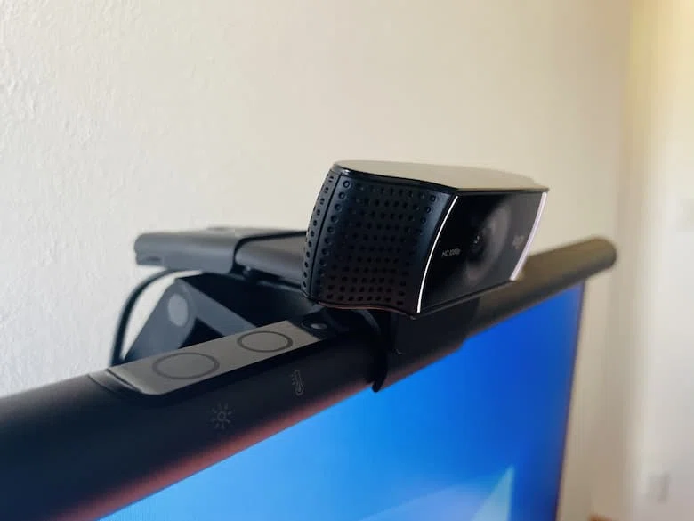 BenQ ScreenBar レビュー。WEBカメラとの併用もOK。慣れると手放せない 